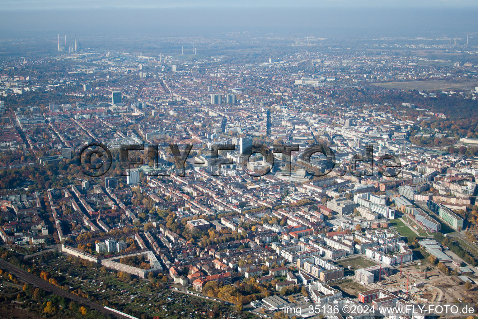 Vue aérienne de Du sud-est à le quartier Innenstadt-West in Karlsruhe dans le département Bade-Wurtemberg, Allemagne