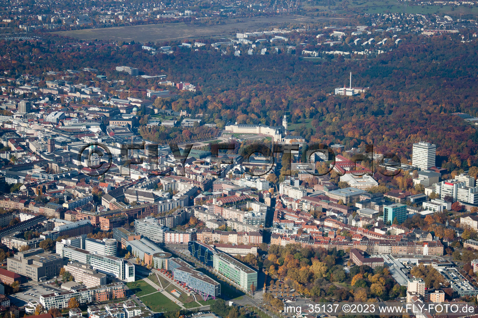 Vue aérienne de Du sud-est à le quartier Oststadt in Karlsruhe dans le département Bade-Wurtemberg, Allemagne