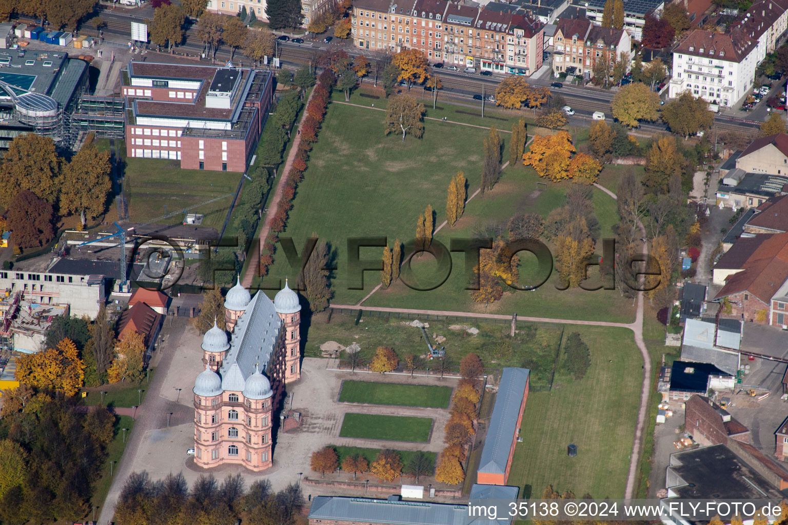 Vue oblique de Université de musique du château de Gottesaue à le quartier Oststadt in Karlsruhe dans le département Bade-Wurtemberg, Allemagne