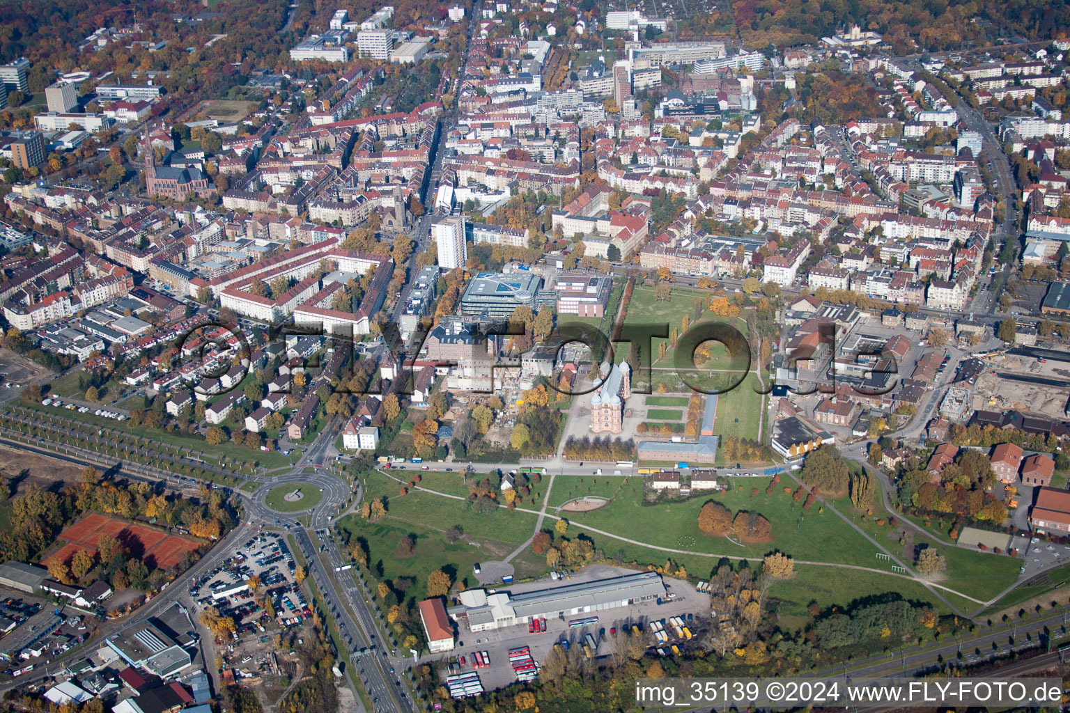 Vue d'oiseau de Quartier Oststadt in Karlsruhe dans le département Bade-Wurtemberg, Allemagne