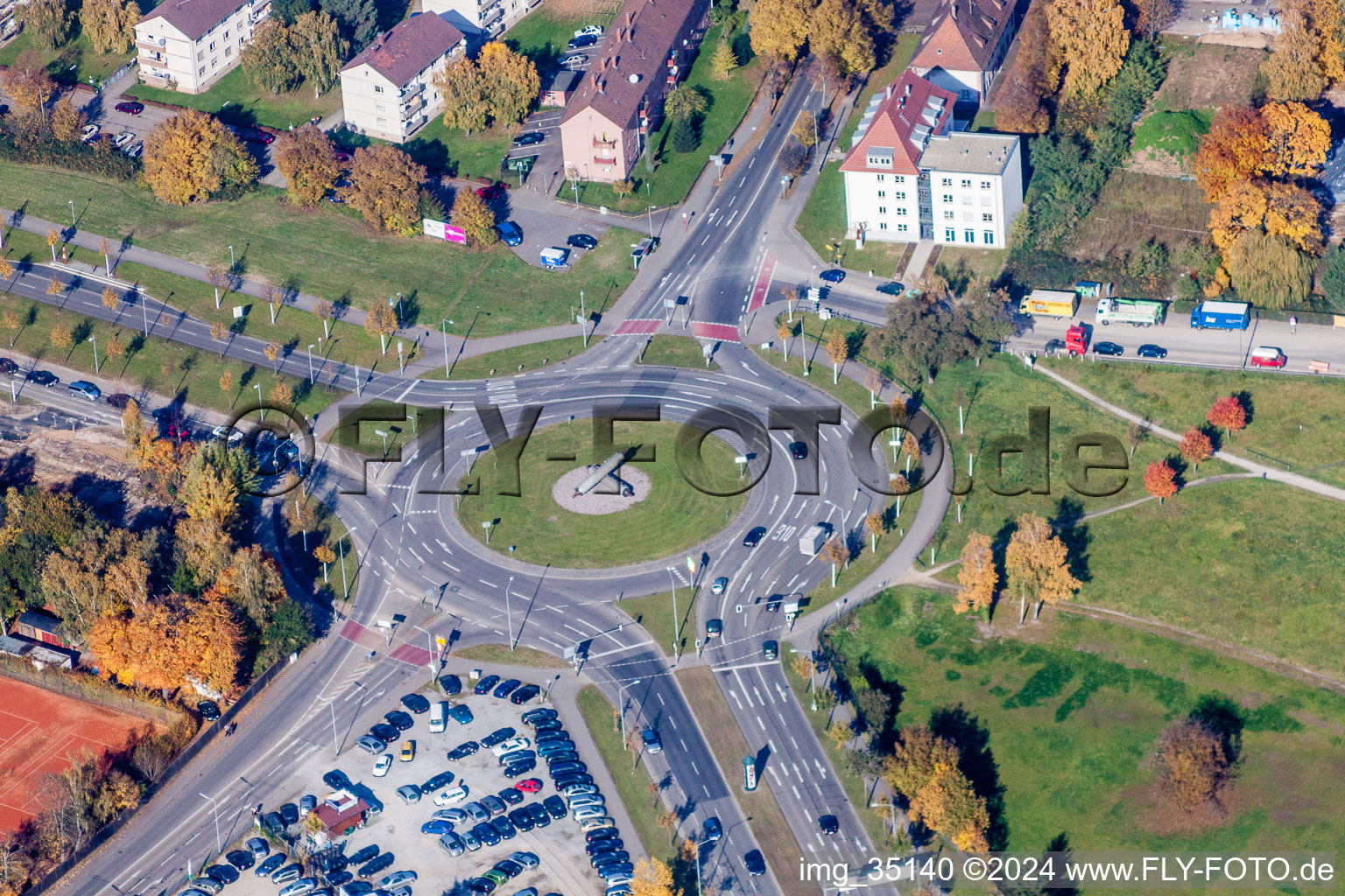 Vue aérienne de Itinéraire de circulation du carrefour circulaire (pas d'un rond-point) et du tracé de la Kriegsstrasse, de la Wolfahrtsweierer Strasse et de la Stuttgarter Strasse à le quartier Südstadt in Karlsruhe dans le département Bade-Wurtemberg, Allemagne