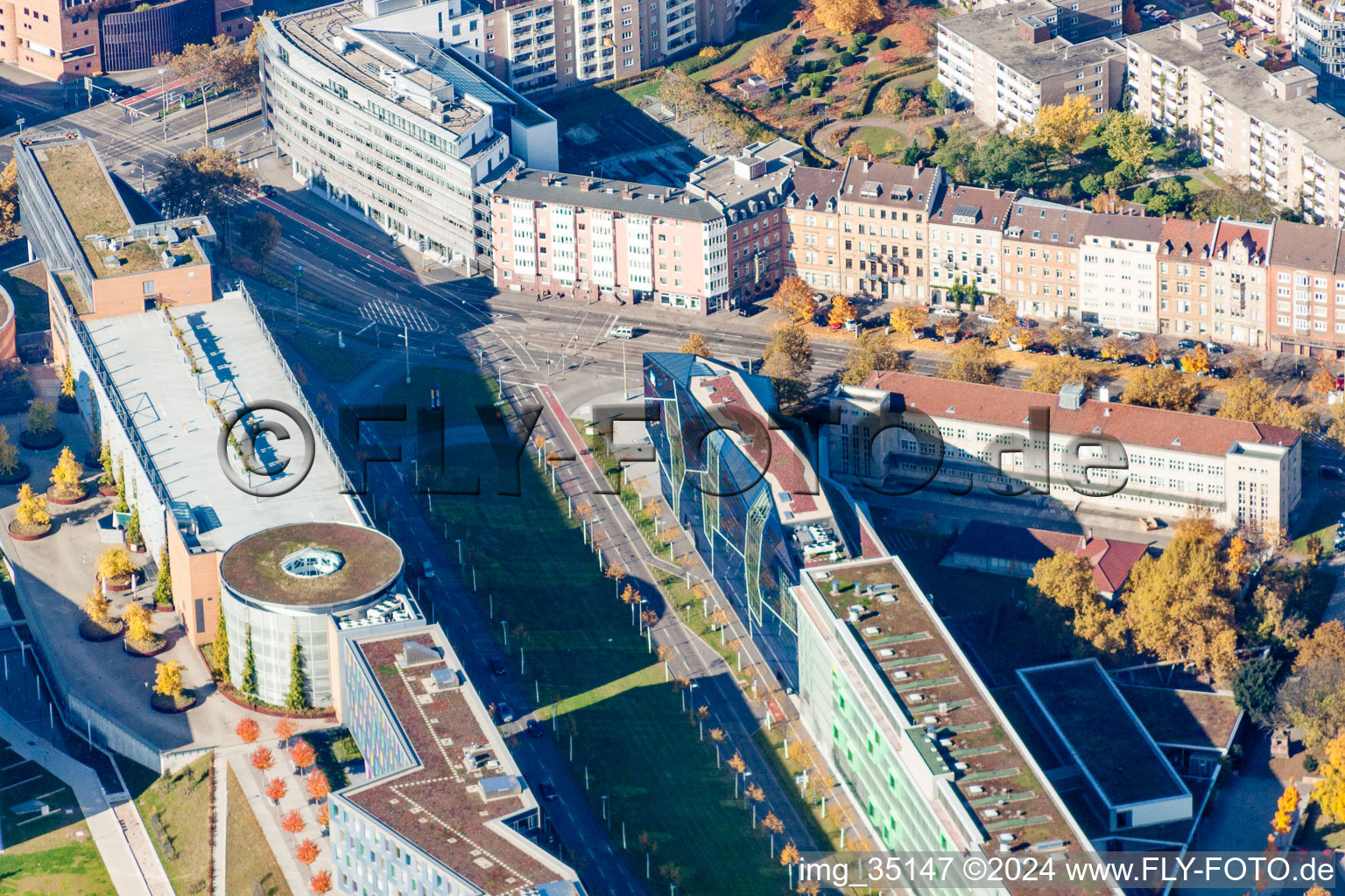 Vue aérienne de Tracé de la route sur la Ludwig-Erhard-Allee avec le centre d'enregistrement, Volksbank Karlsruhe eG - siège social, Friedrich-List-Schule dans le quartier d'Oststadt à le quartier Südstadt in Karlsruhe dans le département Bade-Wurtemberg, Allemagne