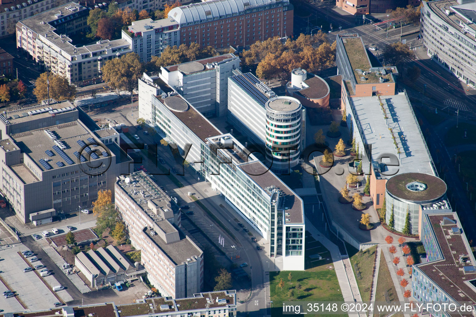 Kriegsstrasse Est à le quartier Südstadt in Karlsruhe dans le département Bade-Wurtemberg, Allemagne du point de vue du drone