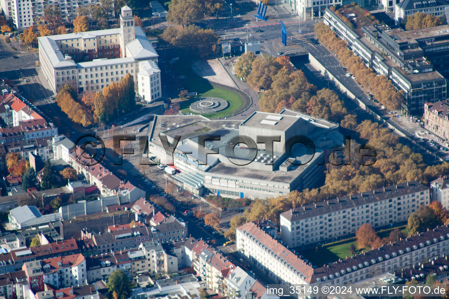 Vue aérienne de Théâtre national de Bade à le quartier Südstadt in Karlsruhe dans le département Bade-Wurtemberg, Allemagne