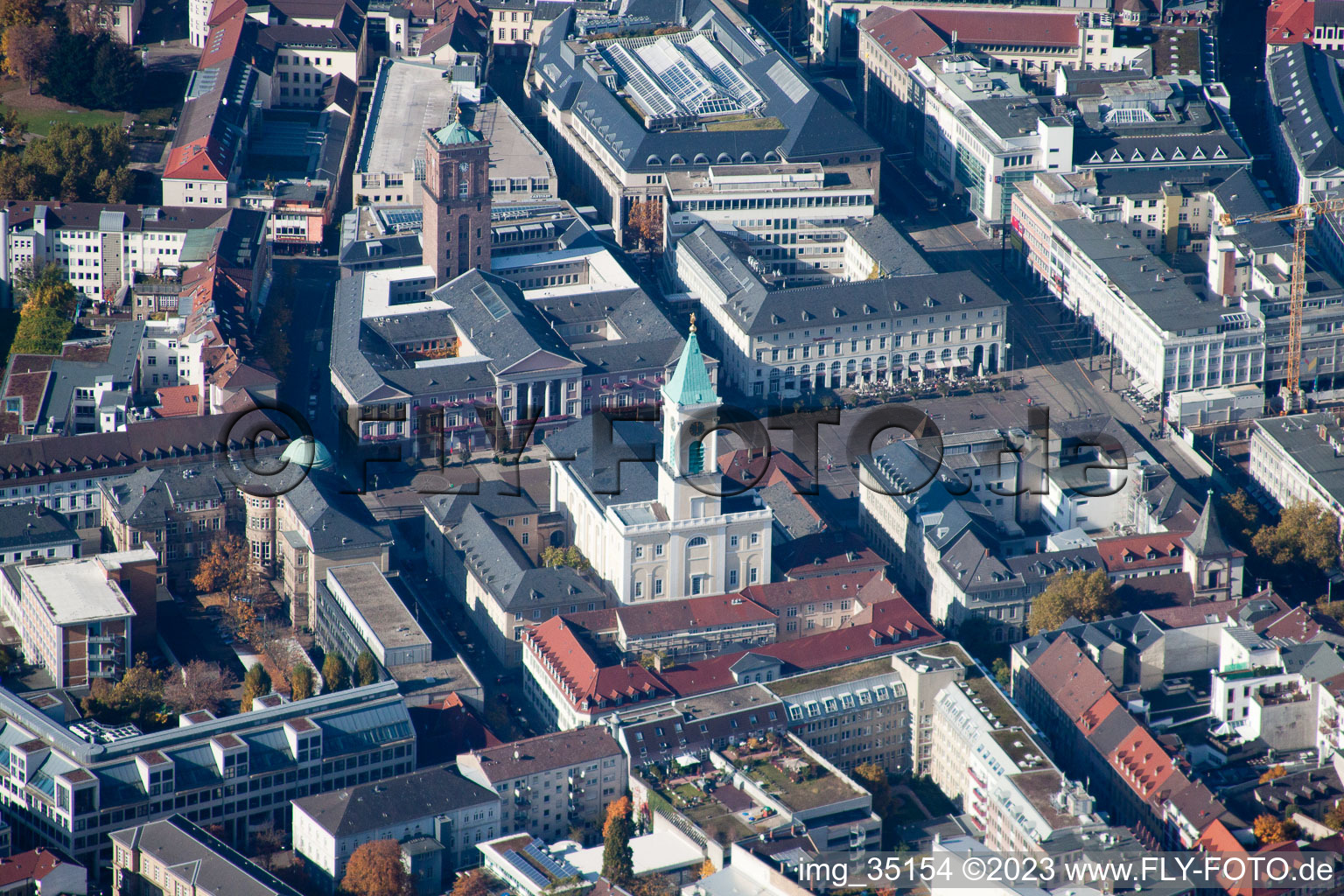 Vue aérienne de Place du marché, église de la ville à le quartier Innenstadt-Ost in Karlsruhe dans le département Bade-Wurtemberg, Allemagne