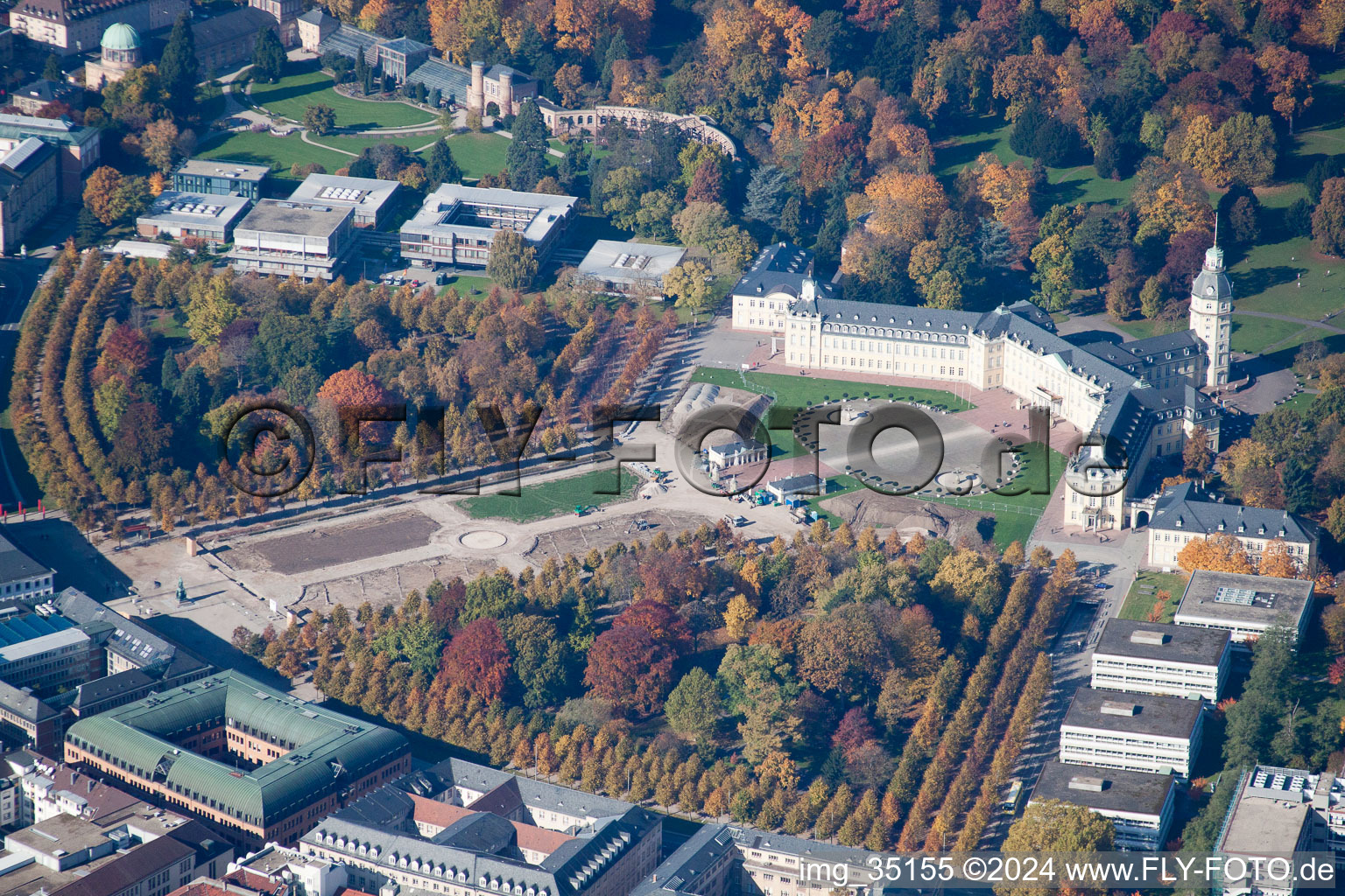 Vue aérienne de Château de Karlsruhe au centre du cercle à le quartier Innenstadt-West in Karlsruhe dans le département Bade-Wurtemberg, Allemagne