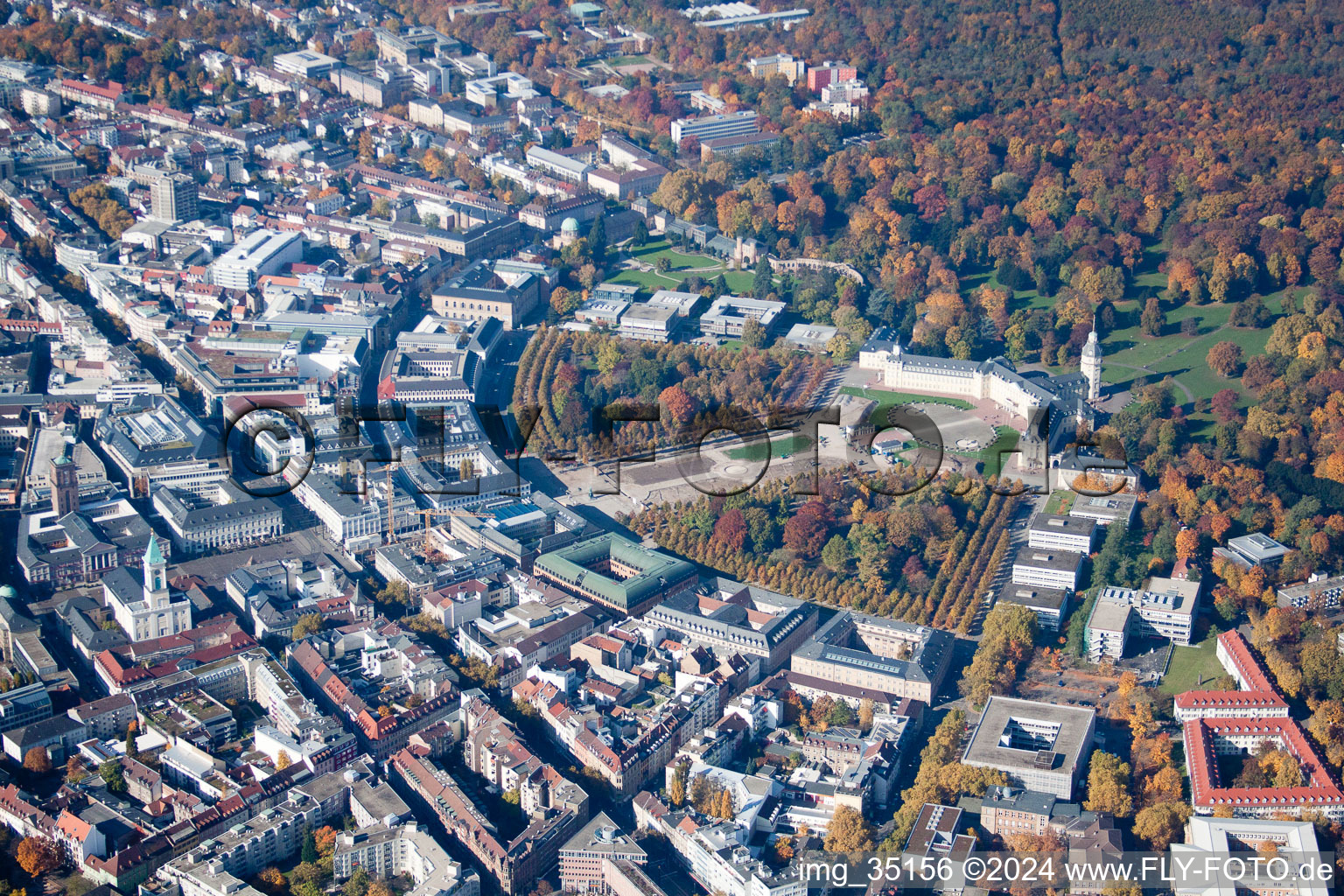 Vue aérienne de Château de Karlsruhe au centre du cercle à le quartier Innenstadt-Ost in Karlsruhe dans le département Bade-Wurtemberg, Allemagne