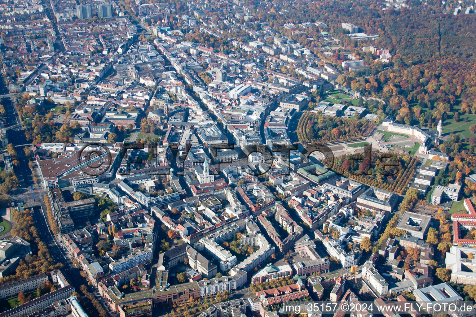 Vue aérienne de Château de Karlsruhe au centre du cercle à le quartier Innenstadt-Ost in Karlsruhe dans le département Bade-Wurtemberg, Allemagne