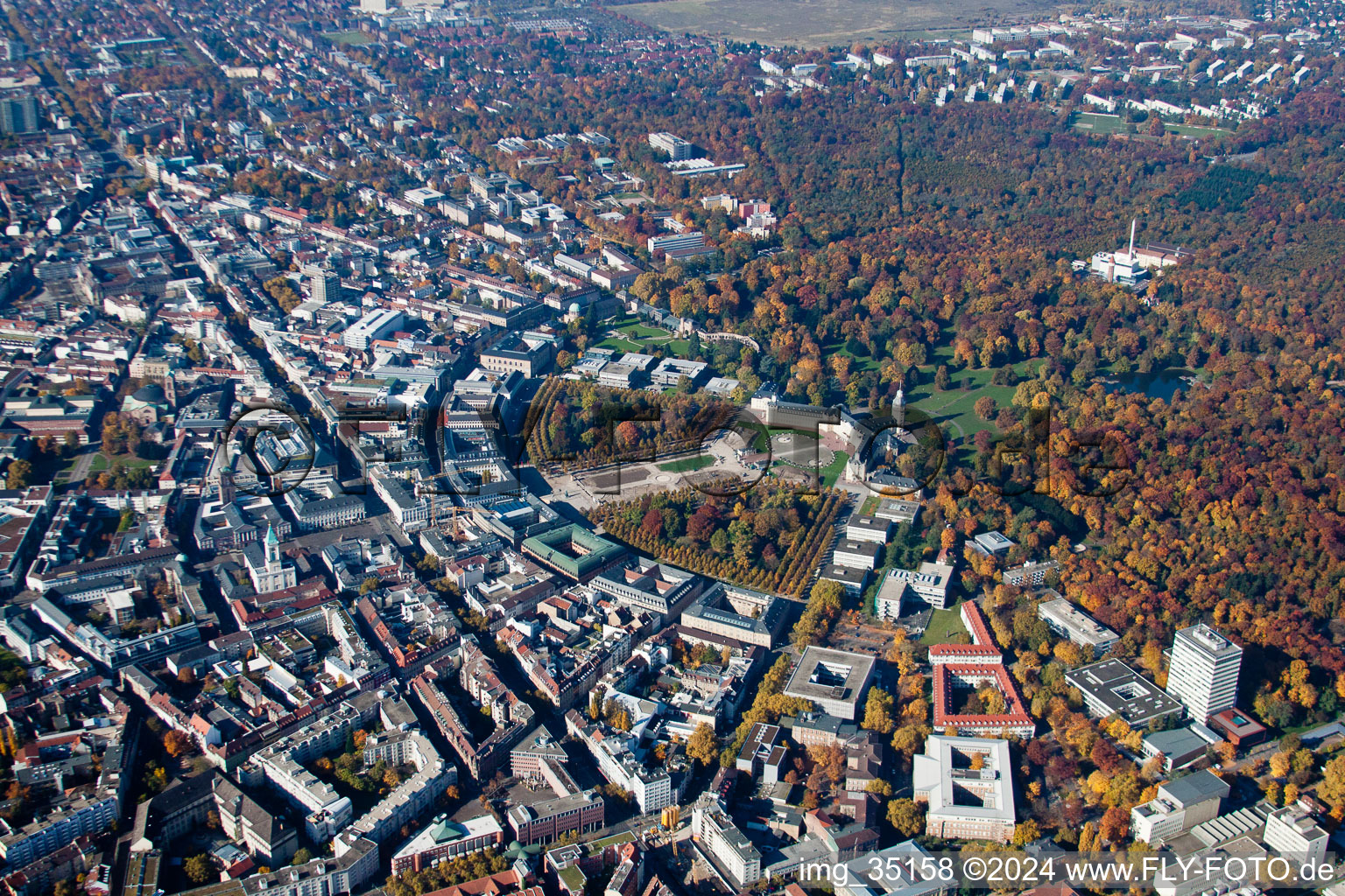 Vue aérienne de Parc du palais et palais et cercle de Karlsruhe à le quartier Innenstadt-Ost in Karlsruhe dans le département Bade-Wurtemberg, Allemagne