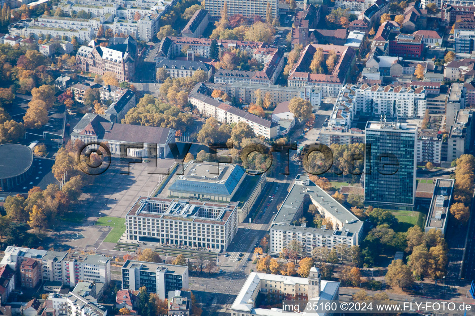 Vue aérienne de Centre des congrès à le quartier Südweststadt in Karlsruhe dans le département Bade-Wurtemberg, Allemagne