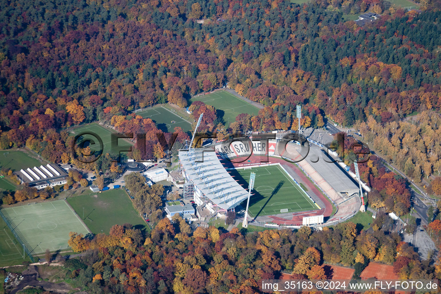 Vue aérienne de Stade de football Wildpark du club KSC à le quartier Innenstadt-Ost in Karlsruhe dans le département Bade-Wurtemberg, Allemagne