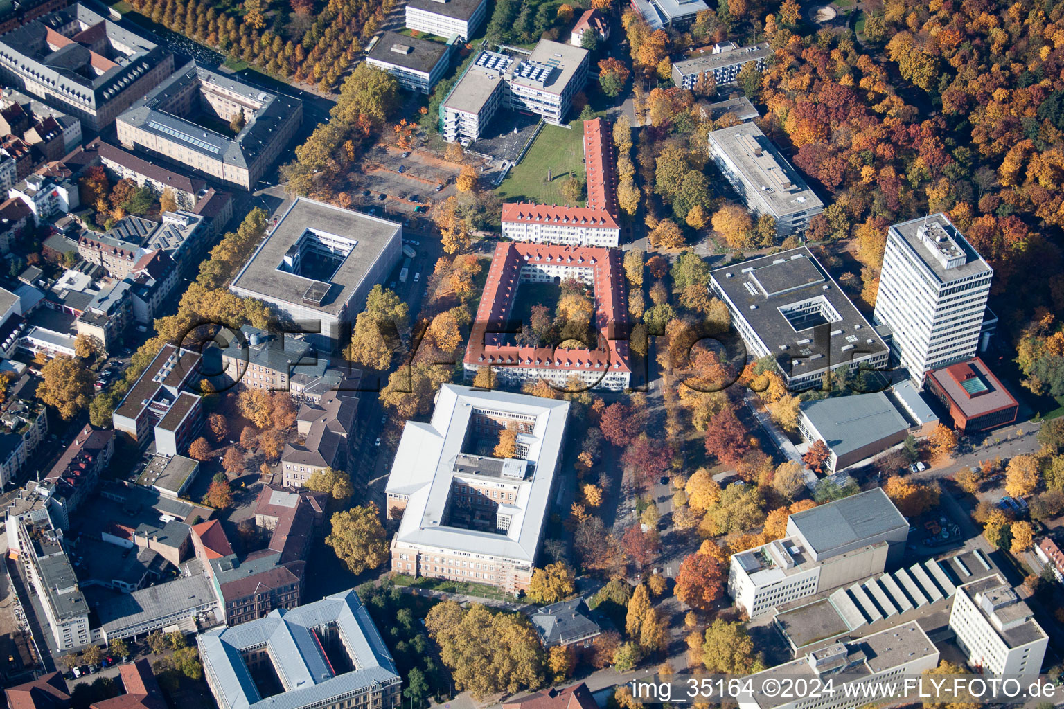 Vue aérienne de Université KIT à le quartier Innenstadt-Ost in Karlsruhe dans le département Bade-Wurtemberg, Allemagne