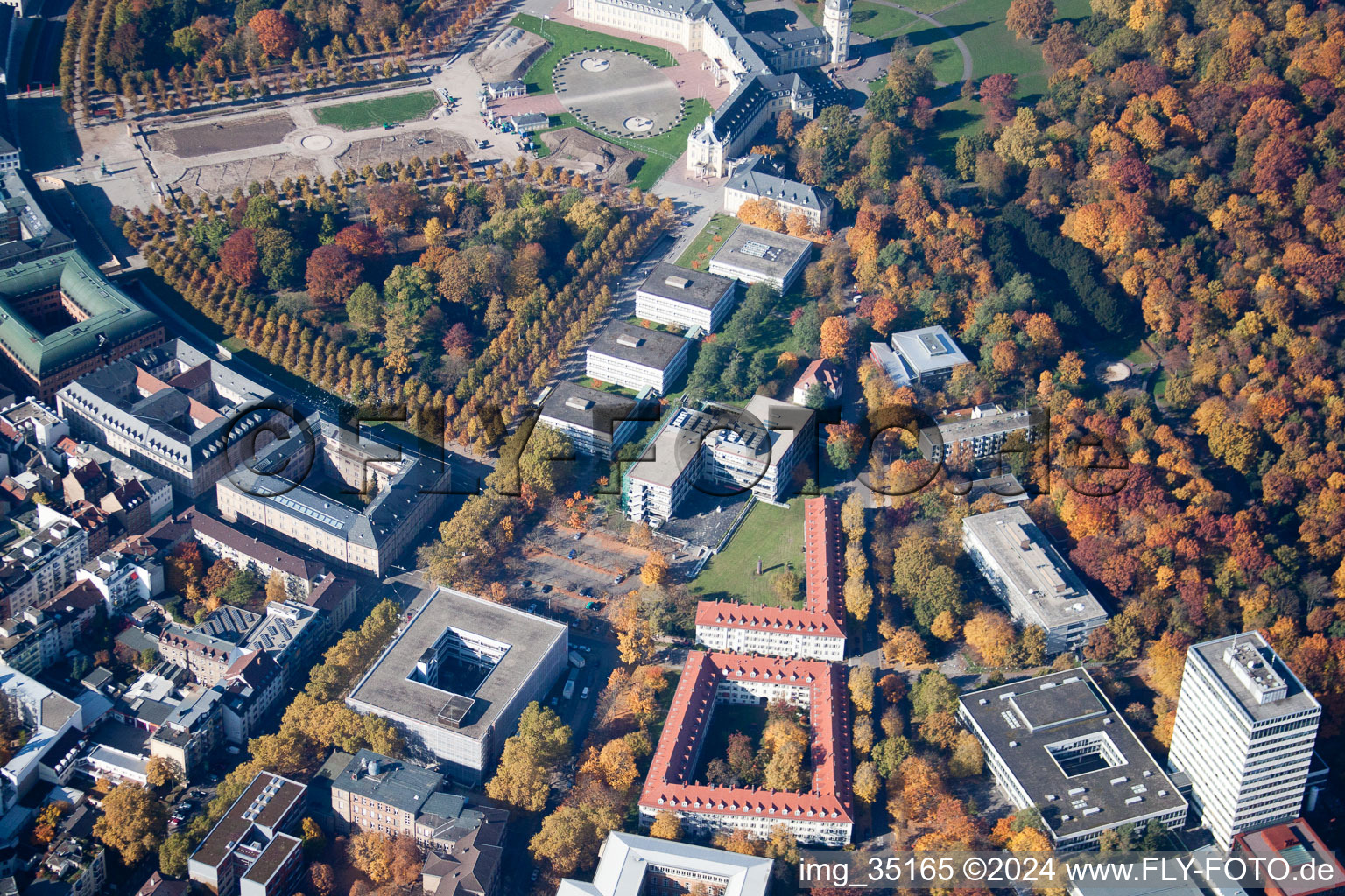 Vue aérienne de Université KIT à le quartier Innenstadt-Ost in Karlsruhe dans le département Bade-Wurtemberg, Allemagne