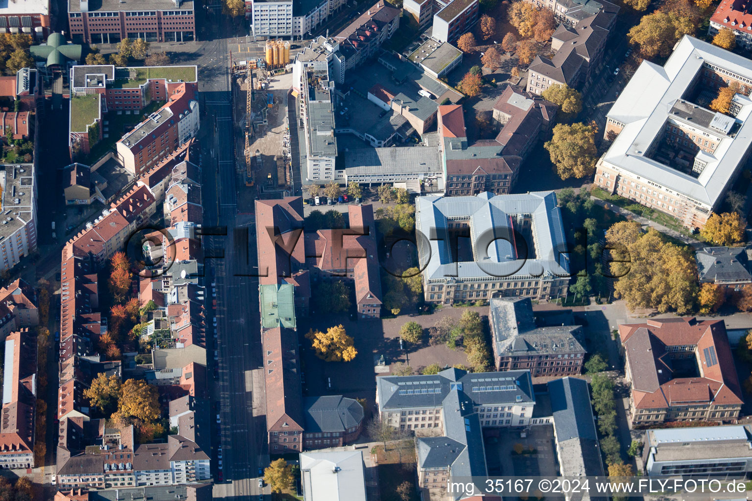 Vue oblique de Université KIT à le quartier Innenstadt-Ost in Karlsruhe dans le département Bade-Wurtemberg, Allemagne