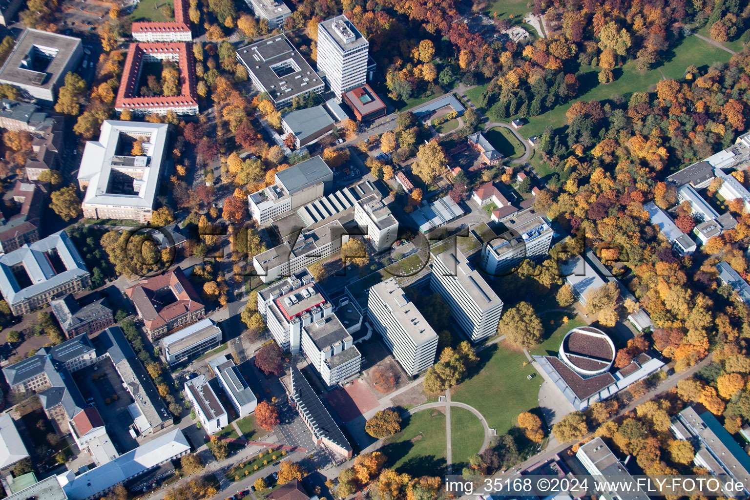 Université KIT à le quartier Innenstadt-Ost in Karlsruhe dans le département Bade-Wurtemberg, Allemagne d'en haut