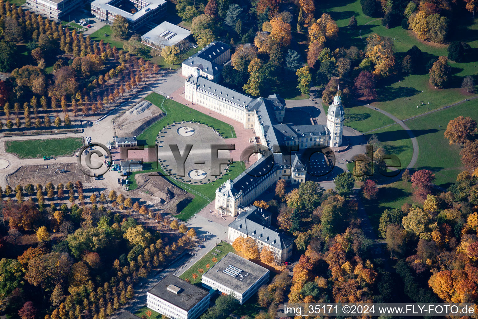 Vue aérienne de Terrain et parc du château Karlsruhe. Le château de Karlsruhe a été construit en 1715 comme résidence du margrave Karl Wilhelm de Baden-Durlach. Aujourd'hui, le bâtiment abrite le Musée national de Bade. à le quartier Innenstadt-West in Karlsruhe dans le département Bade-Wurtemberg, Allemagne