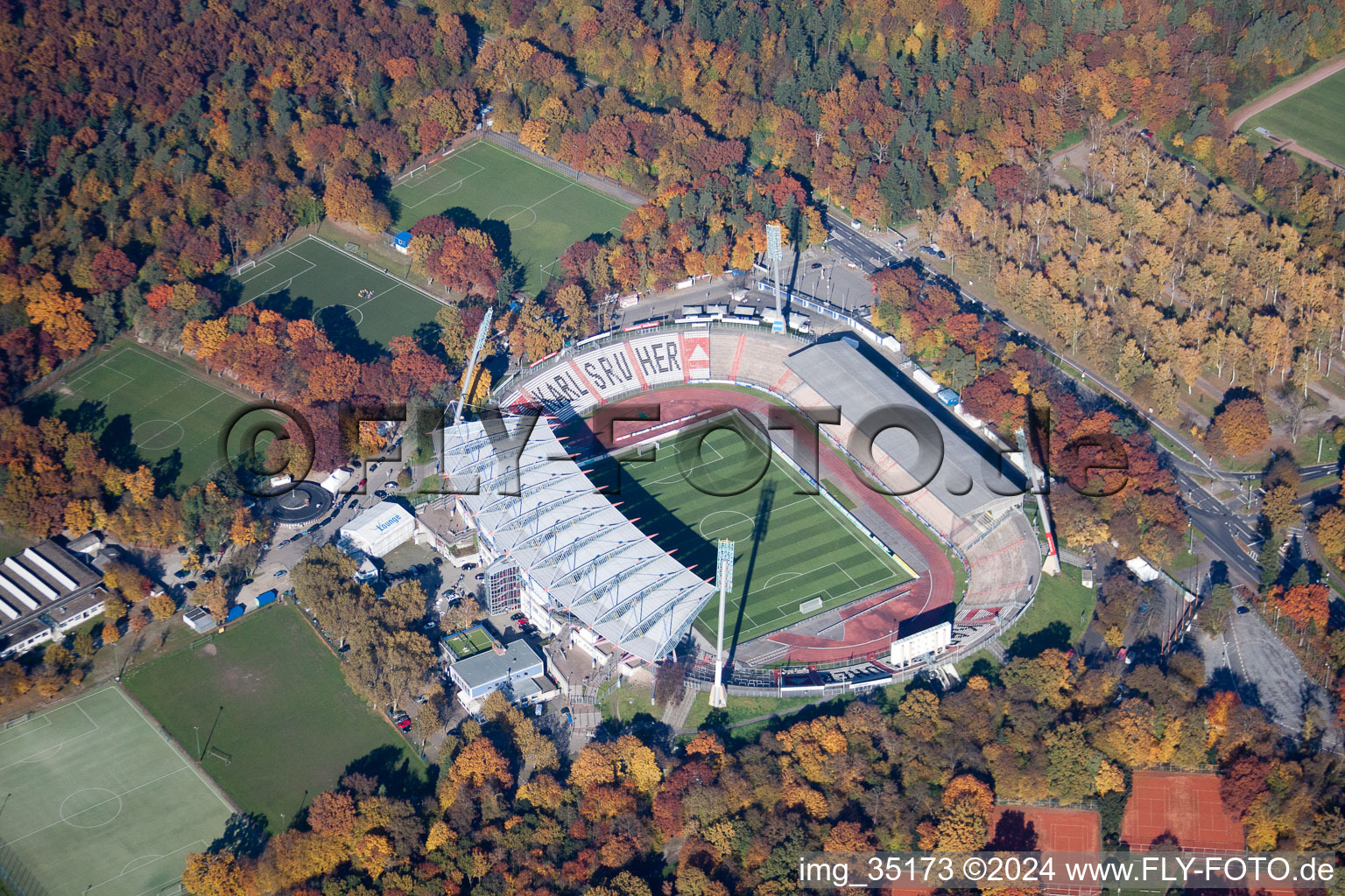 Vue aérienne de Stade KSC dans le Hardtwald de Karlsruhe à le quartier Innenstadt-Ost in Karlsruhe dans le département Bade-Wurtemberg, Allemagne