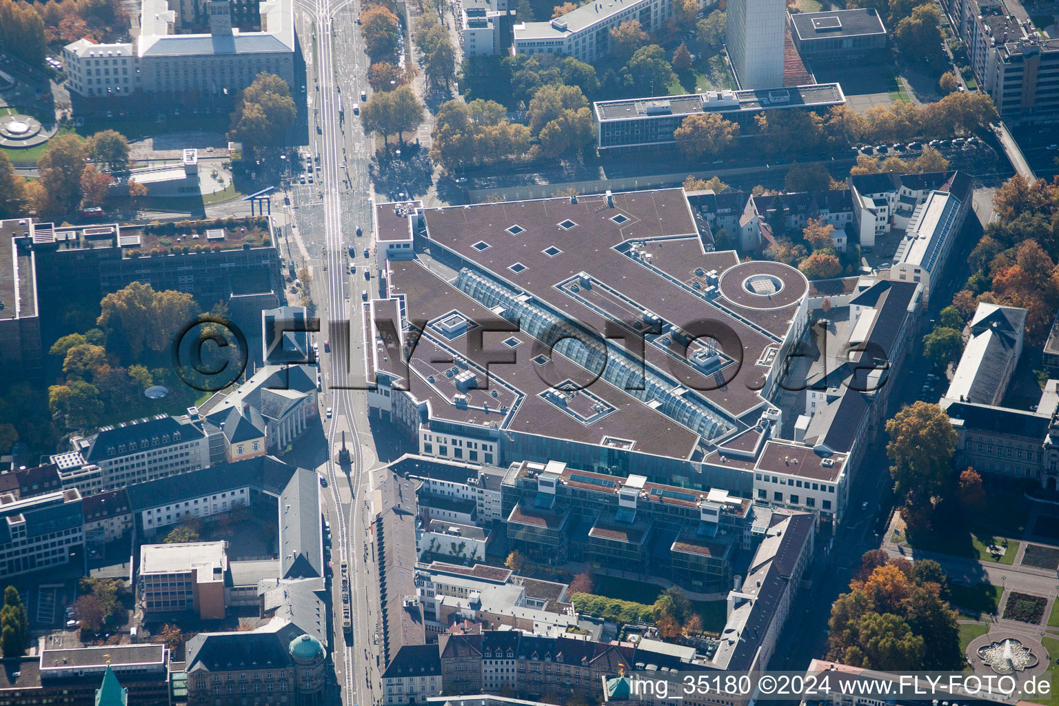 Vue aérienne de Centre Ettlinger Tor à le quartier Innenstadt-West in Karlsruhe dans le département Bade-Wurtemberg, Allemagne