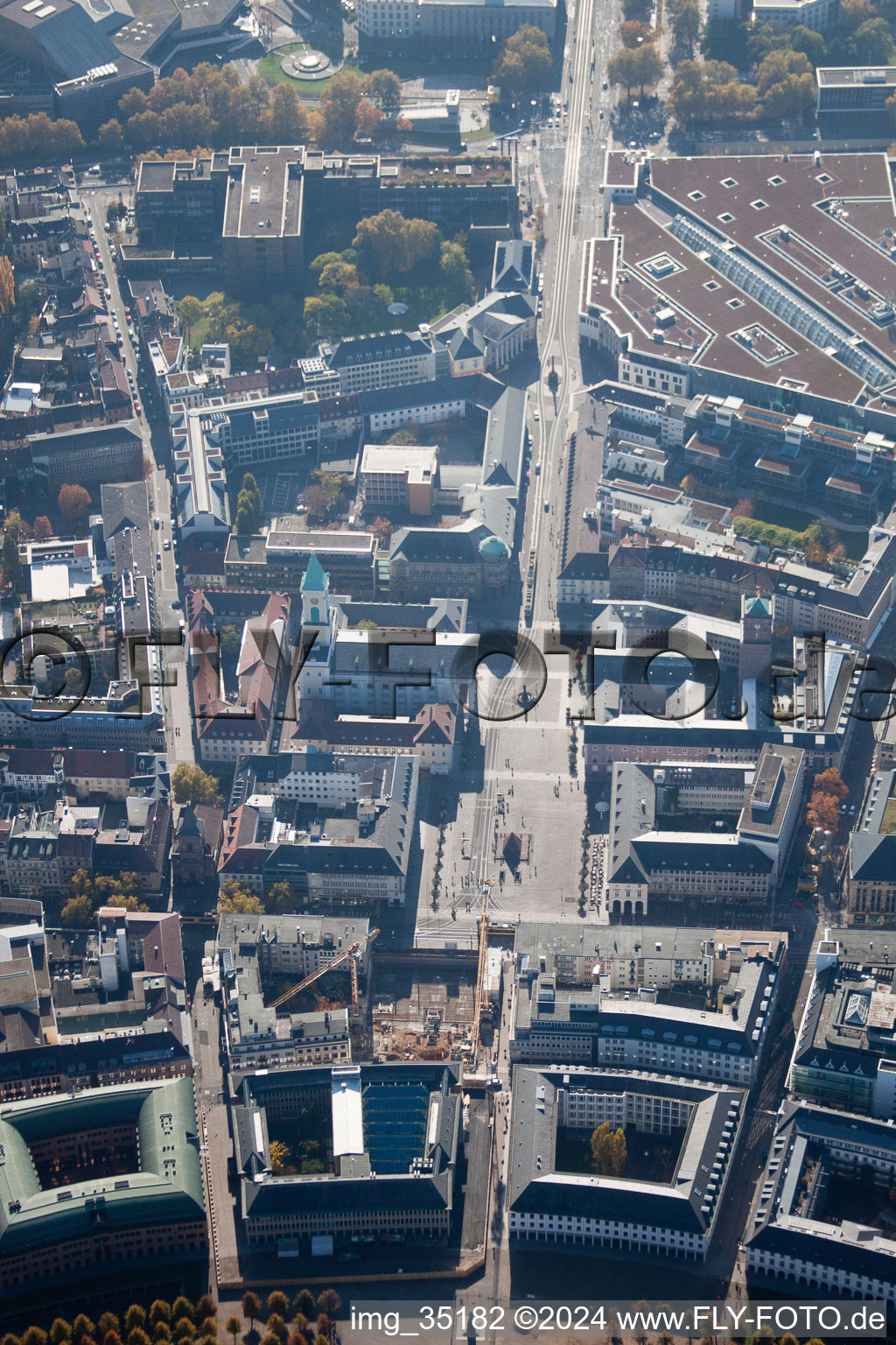 Vue aérienne de Place du marché Karlstrasse à le quartier Innenstadt-Ost in Karlsruhe dans le département Bade-Wurtemberg, Allemagne