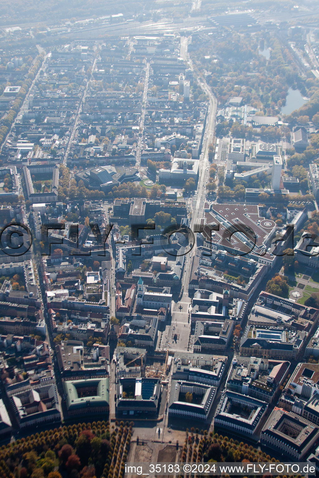 Vue aérienne de Place du marché Karlstrasse à le quartier Innenstadt-West in Karlsruhe dans le département Bade-Wurtemberg, Allemagne