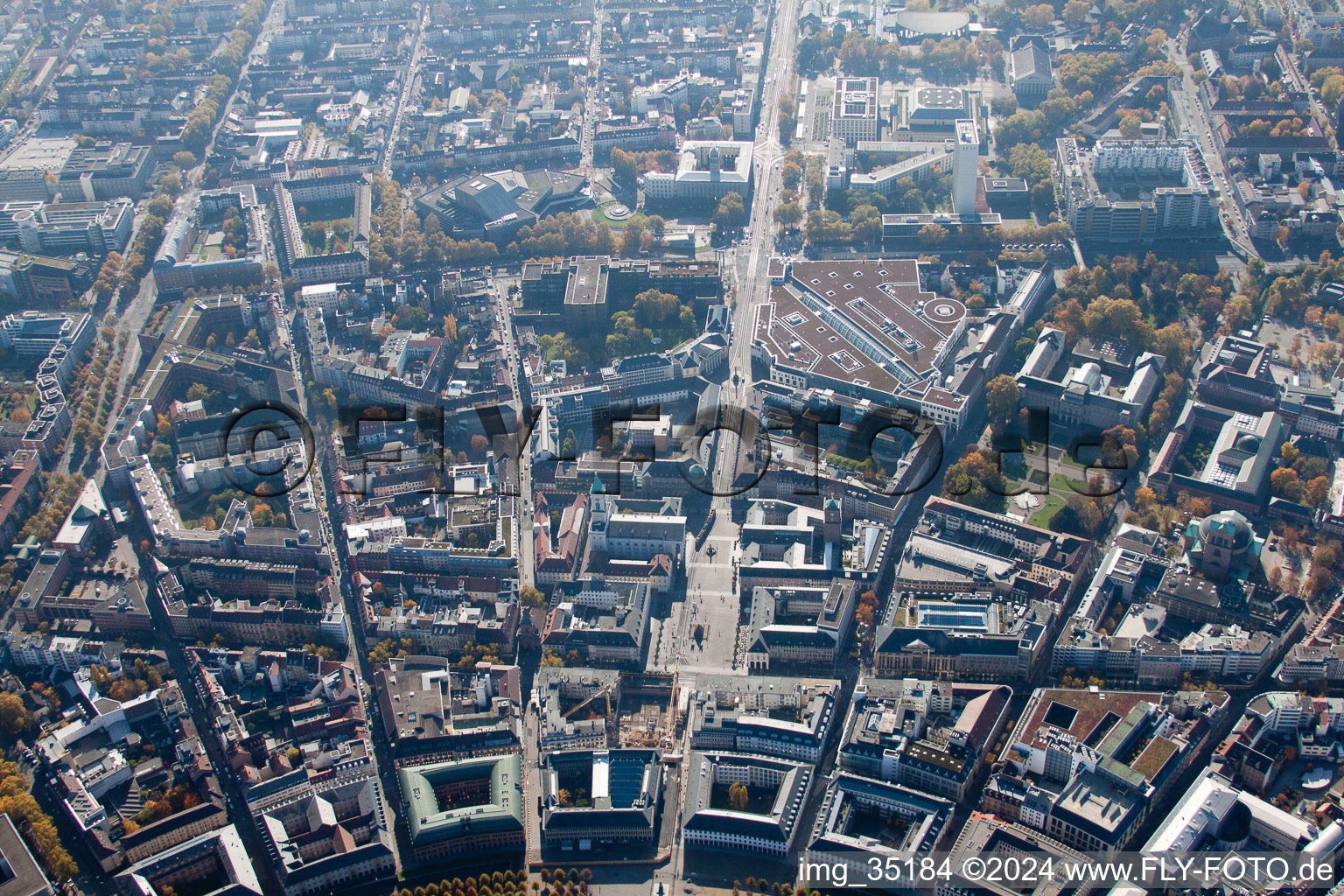 Vue aérienne de Place du marché Karlstrasse à le quartier Innenstadt-West in Karlsruhe dans le département Bade-Wurtemberg, Allemagne