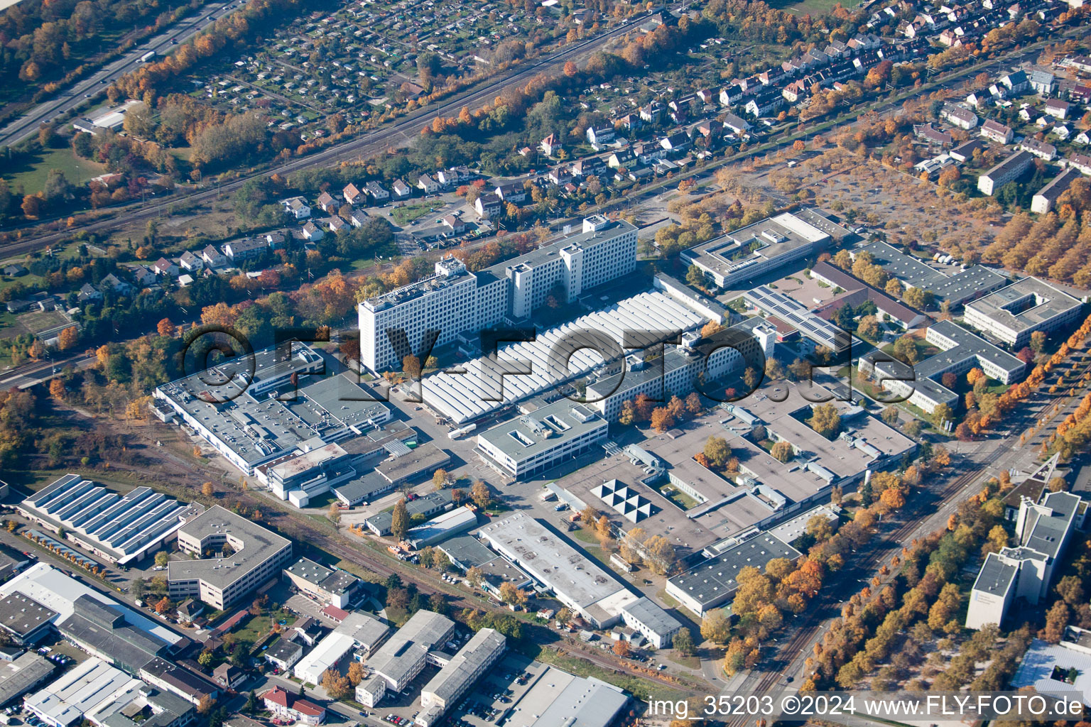 Quartier Knielingen in Karlsruhe dans le département Bade-Wurtemberg, Allemagne du point de vue du drone