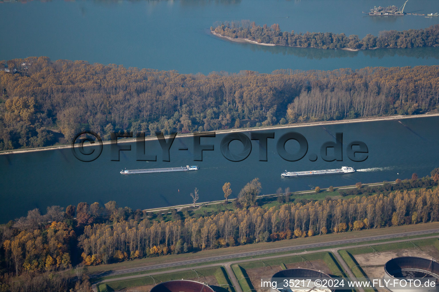 Vue aérienne de Rhin à Karlsruhe à le quartier Knielingen in Karlsruhe dans le département Bade-Wurtemberg, Allemagne