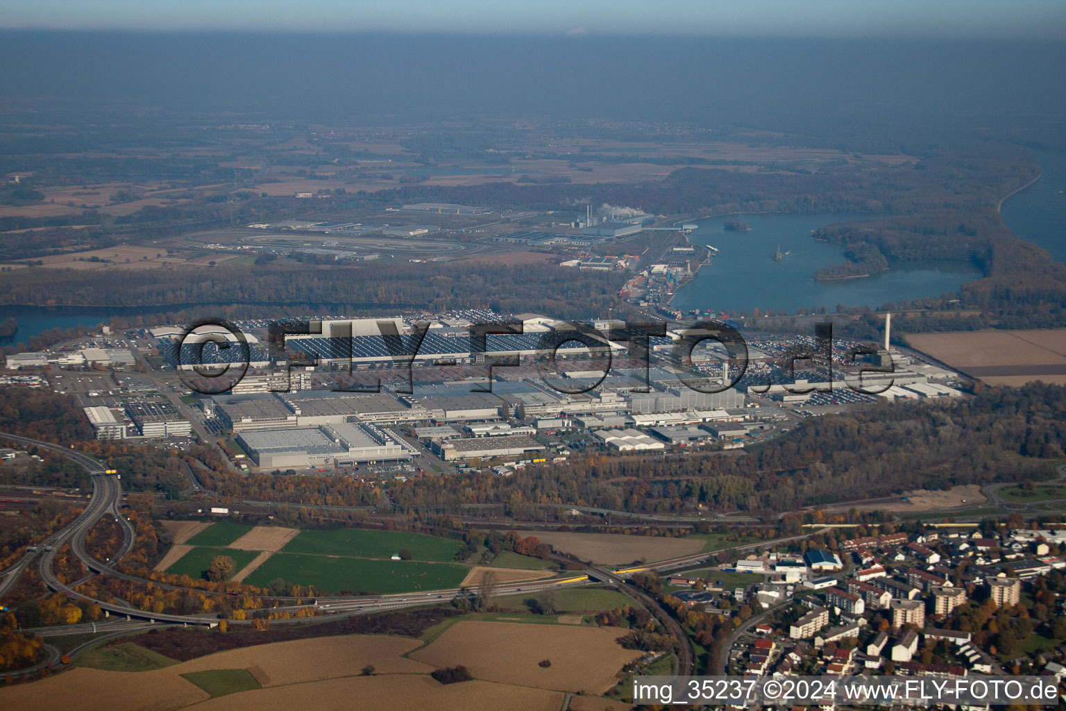 Vue aérienne de Daimler du sud à le quartier Maximiliansau in Wörth am Rhein dans le département Rhénanie-Palatinat, Allemagne