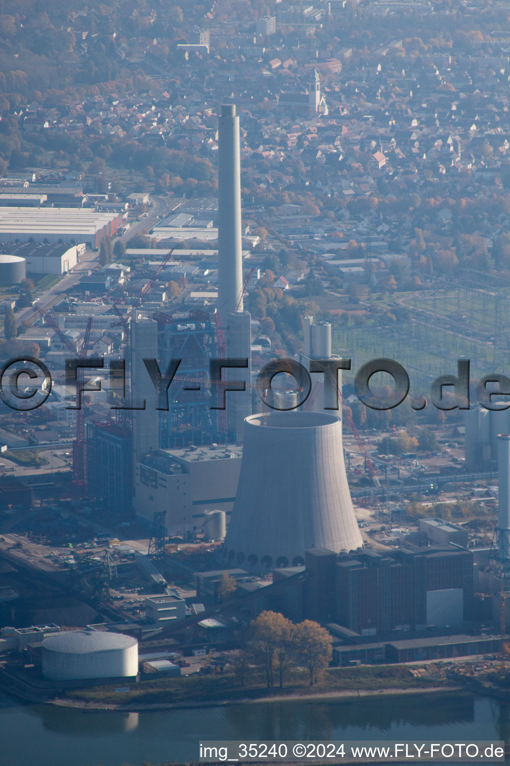 Vue aérienne de ENBW nouvelle centrale électrique au charbon à le quartier Rheinhafen in Karlsruhe dans le département Bade-Wurtemberg, Allemagne