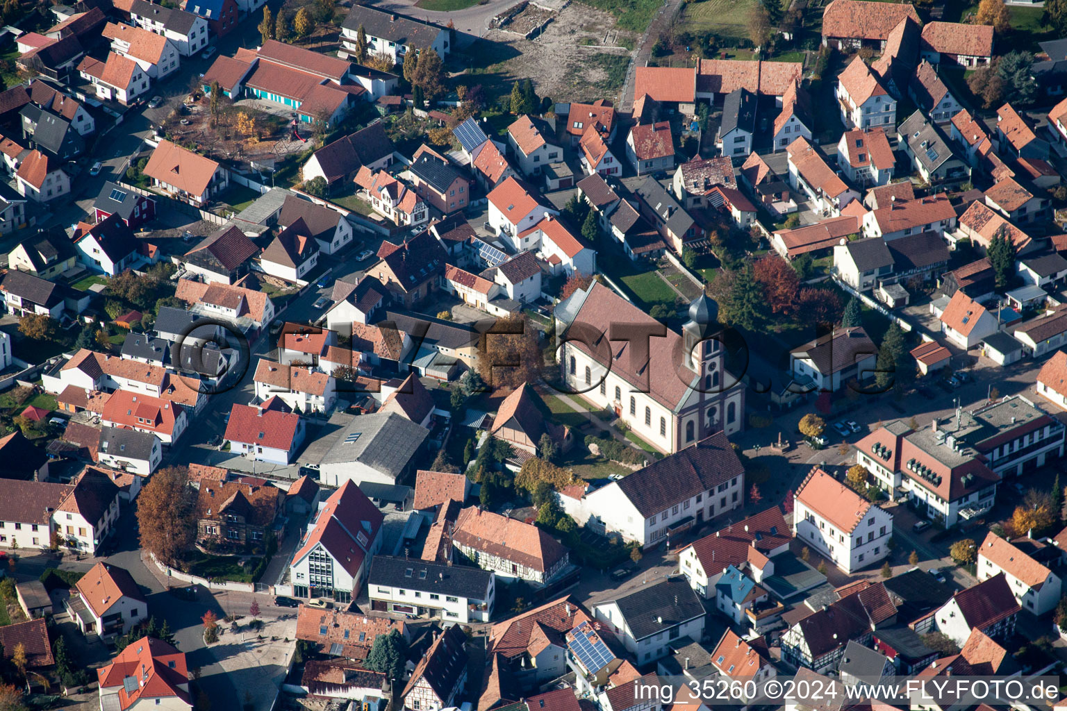 Photographie aérienne de Bâtiment d'église au centre du village à Hagenbach dans le département Rhénanie-Palatinat, Allemagne