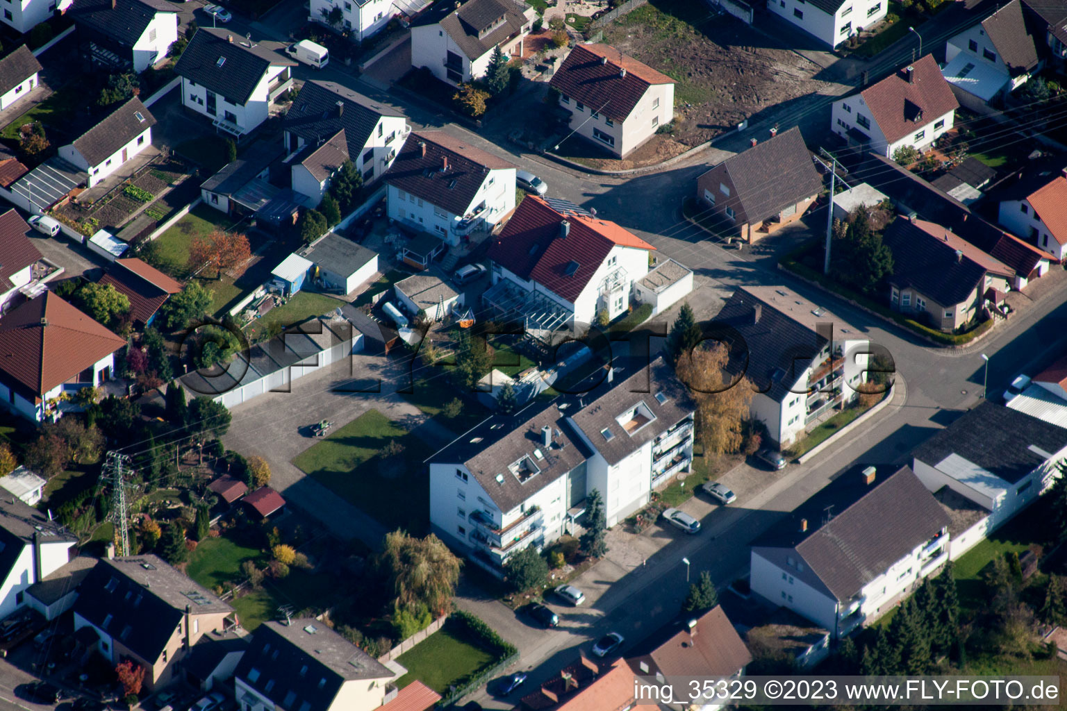 Hagenbach dans le département Rhénanie-Palatinat, Allemagne vu d'un drone