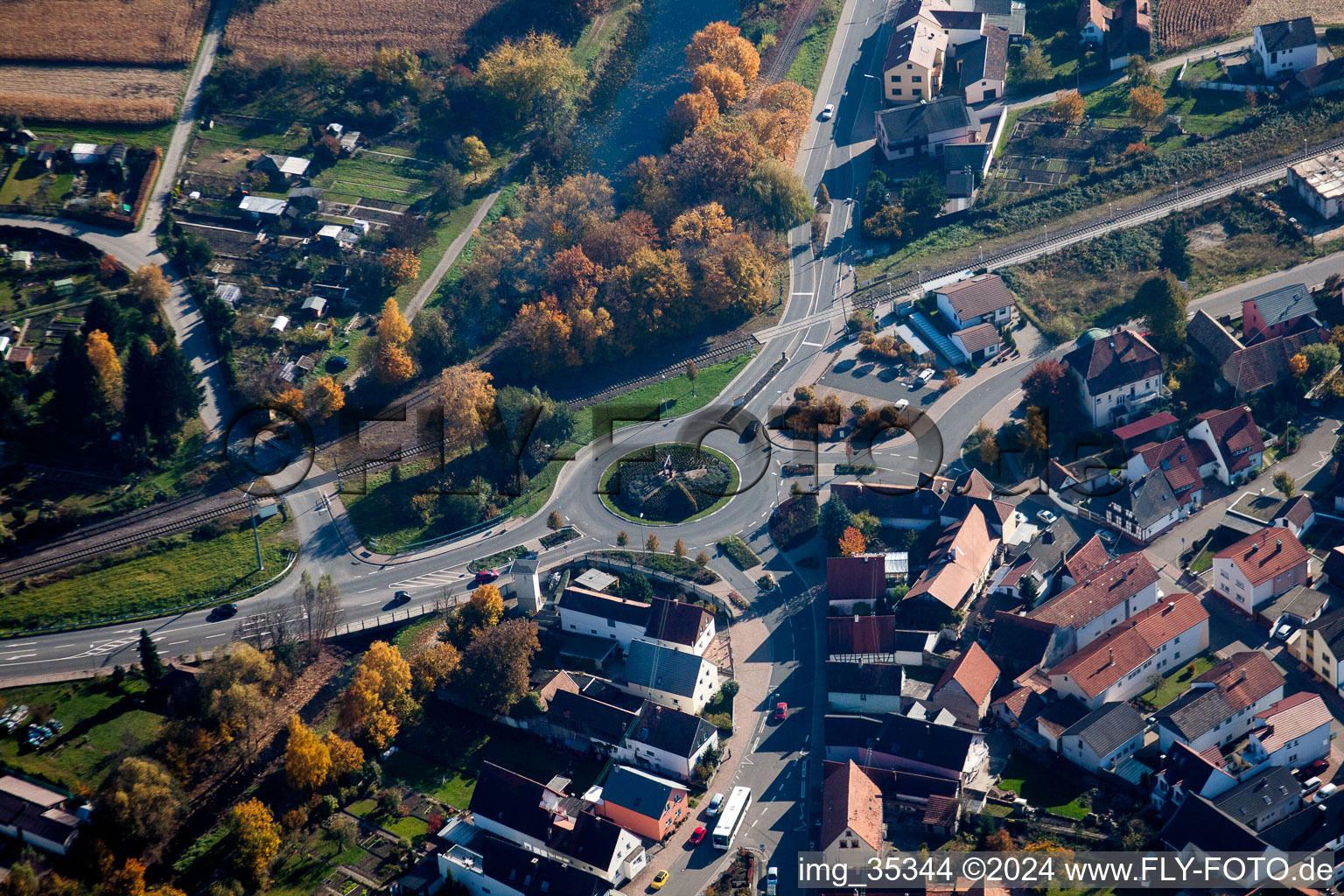 Vue aérienne de Rond-point en direction de Wörth à Hagenbach dans le département Rhénanie-Palatinat, Allemagne