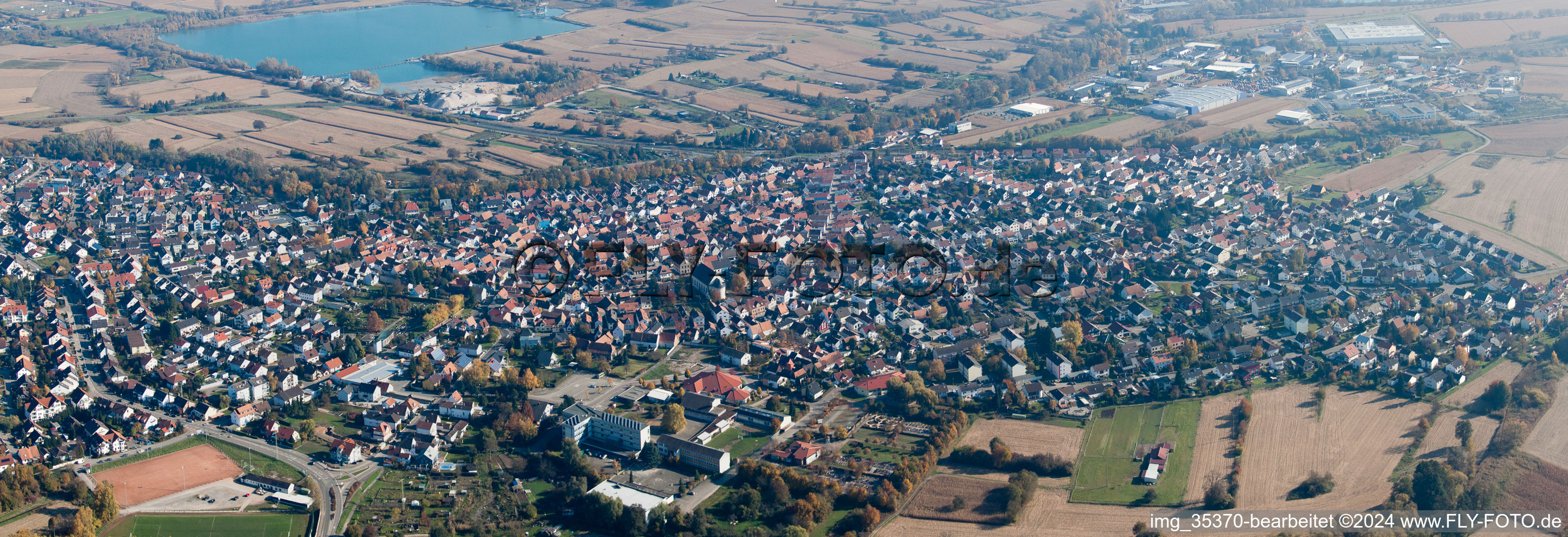 Vue aérienne de Panorama - vue en perspective des rues et des maisons des quartiers résidentiels à Hagenbach dans le département Rhénanie-Palatinat, Allemagne