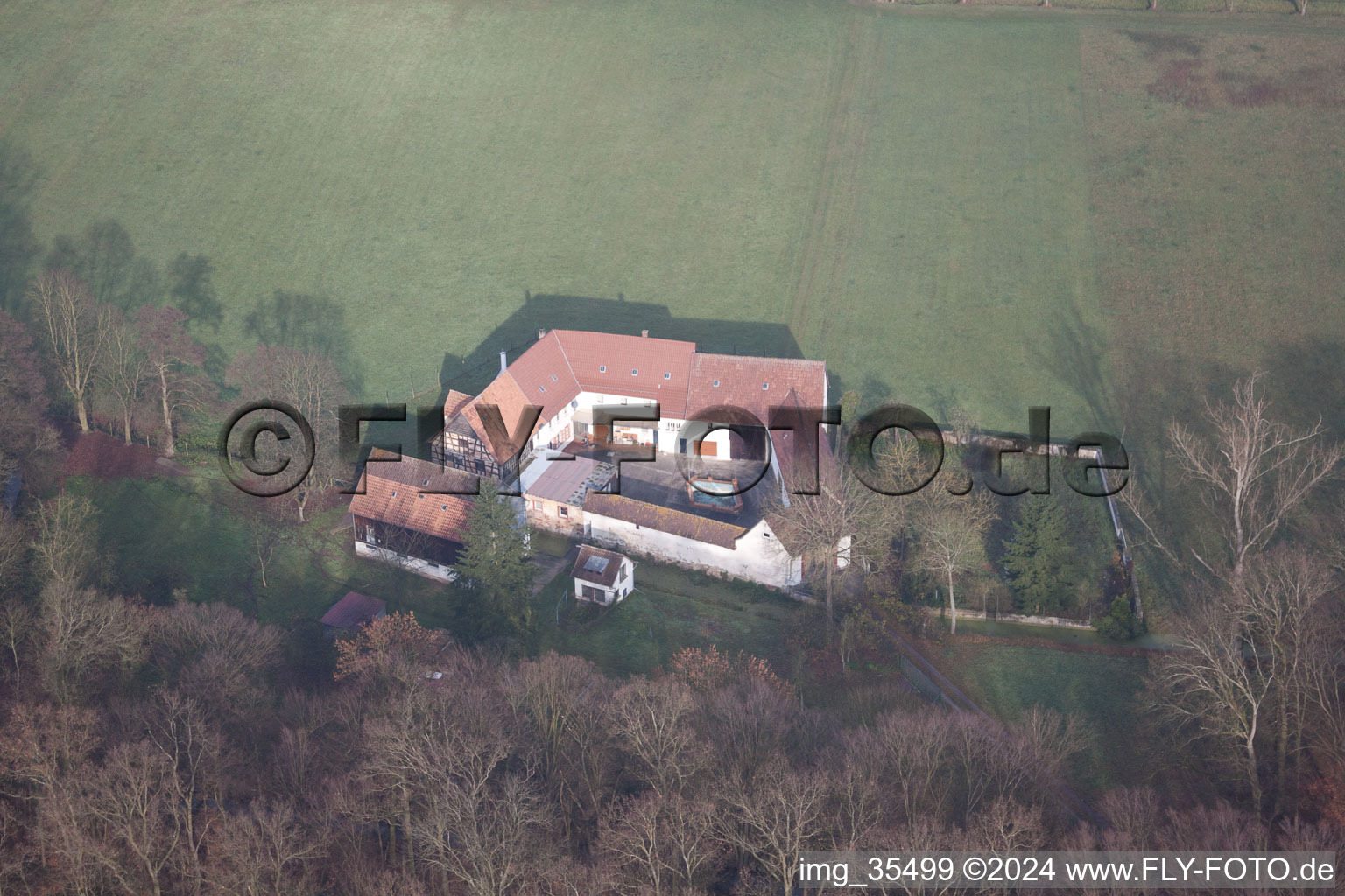 Vue aérienne de Herrenmühle à le quartier Minderslachen in Kandel dans le département Rhénanie-Palatinat, Allemagne