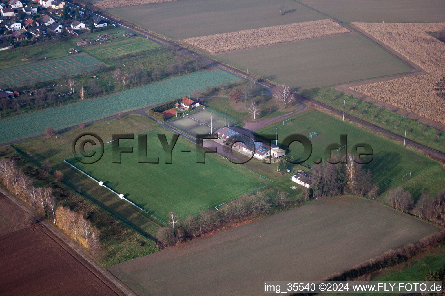 Vue aérienne de Terrain de sport à Barbelroth dans le département Rhénanie-Palatinat, Allemagne