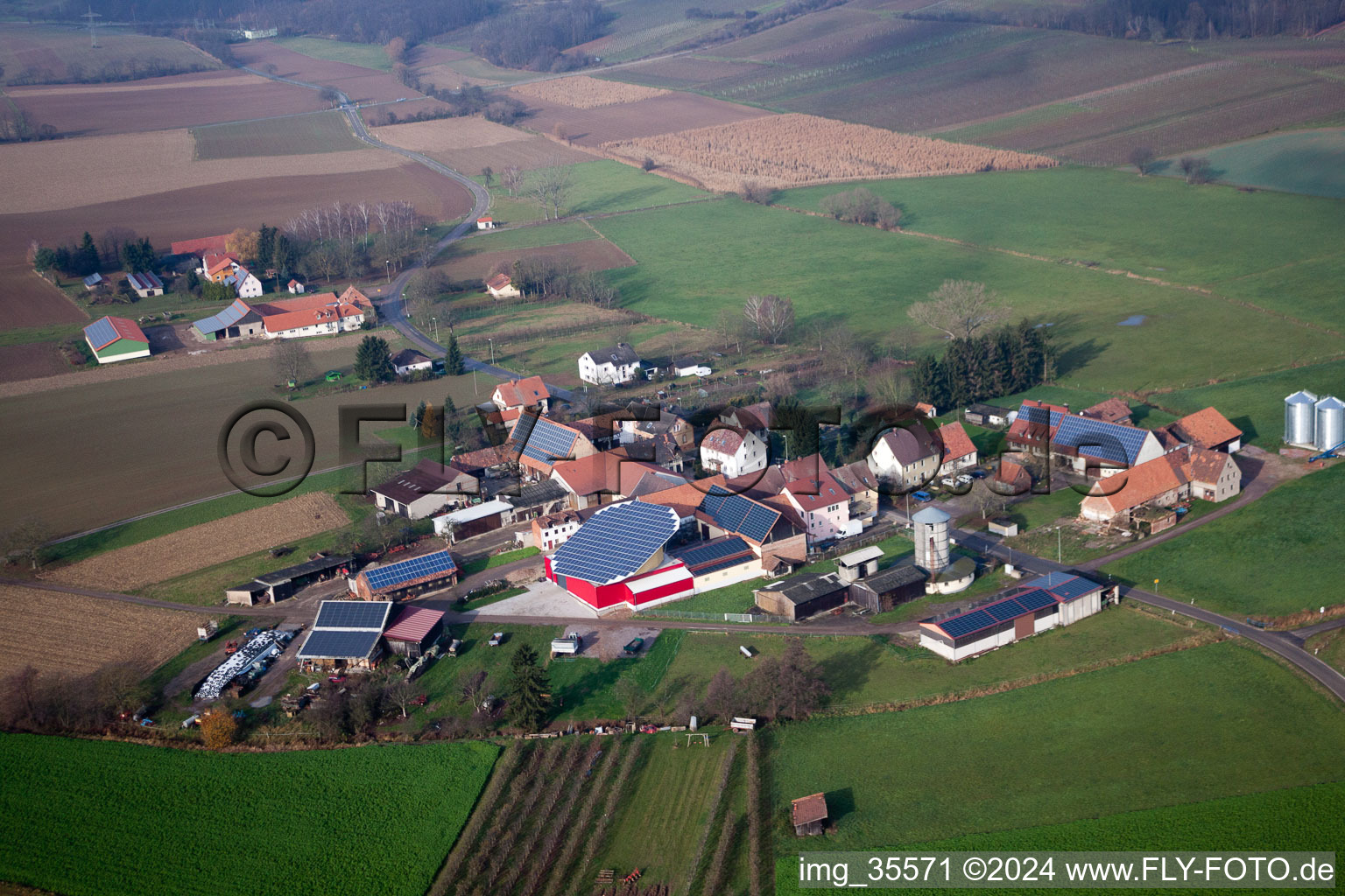 Vue aérienne de Système photovoltaïque rotatif sur une écurie à le quartier Deutschhof in Kapellen-Drusweiler dans le département Rhénanie-Palatinat, Allemagne