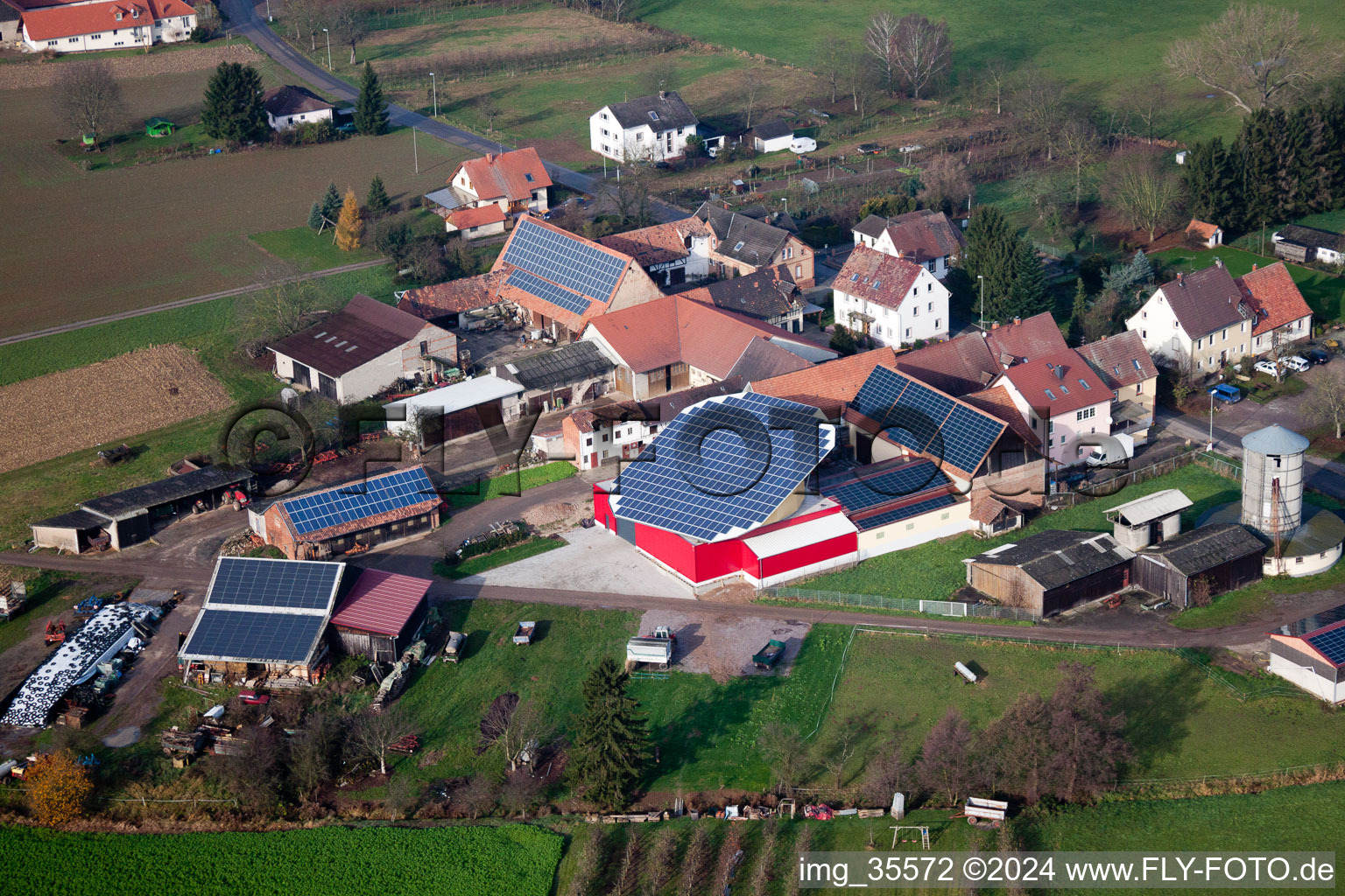 Vue aérienne de Installation photovoltaïque rotative dans une écurie dans le quartier Deutschhof de Kapellen-Drusweiler à Deutschhof dans le département Rhénanie-Palatinat, Allemagne