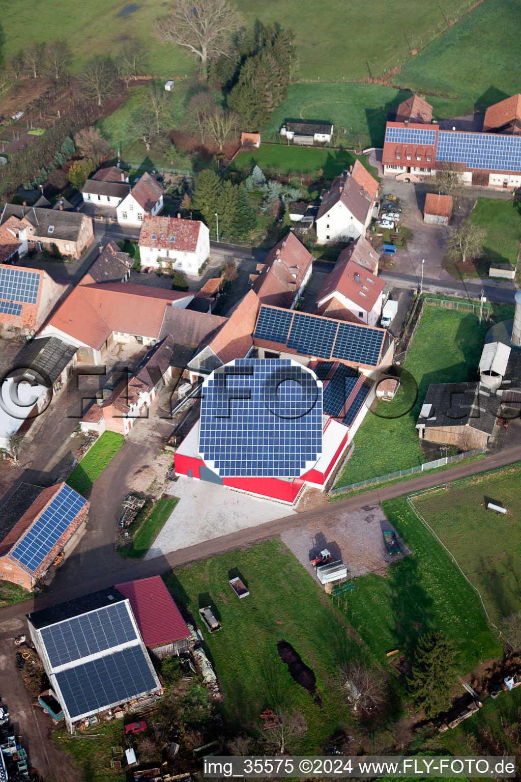 Photographie aérienne de Système photovoltaïque rotatif sur une écurie à le quartier Deutschhof in Kapellen-Drusweiler dans le département Rhénanie-Palatinat, Allemagne