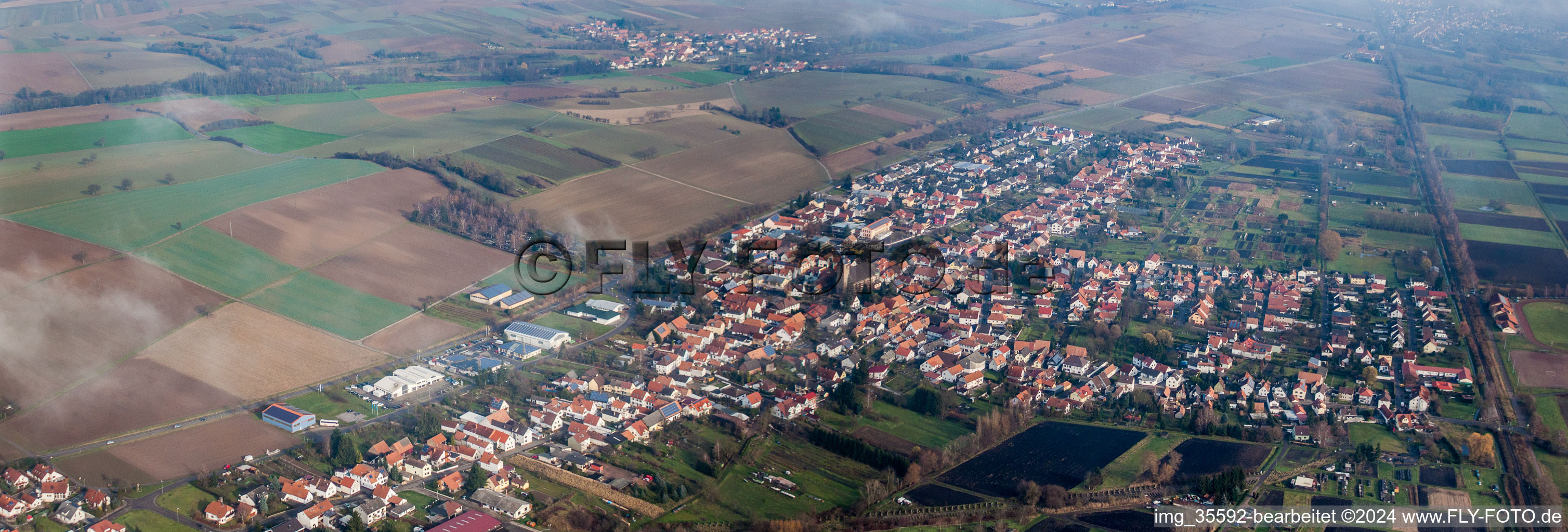 Vue aérienne de Vue panoramique en perspective des rues et des maisons des quartiers résidentiels à Steinfeld dans le département Rhénanie-Palatinat, Allemagne