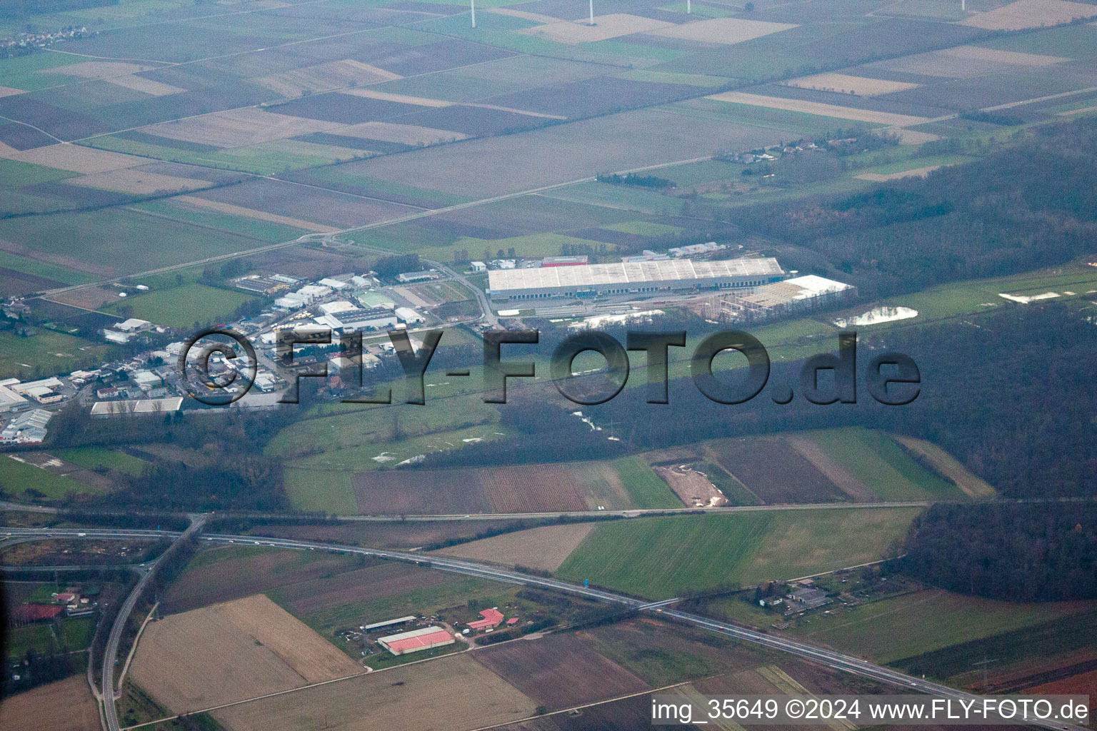 Zone industrielle de Horst à le quartier Minderslachen in Kandel dans le département Rhénanie-Palatinat, Allemagne du point de vue du drone