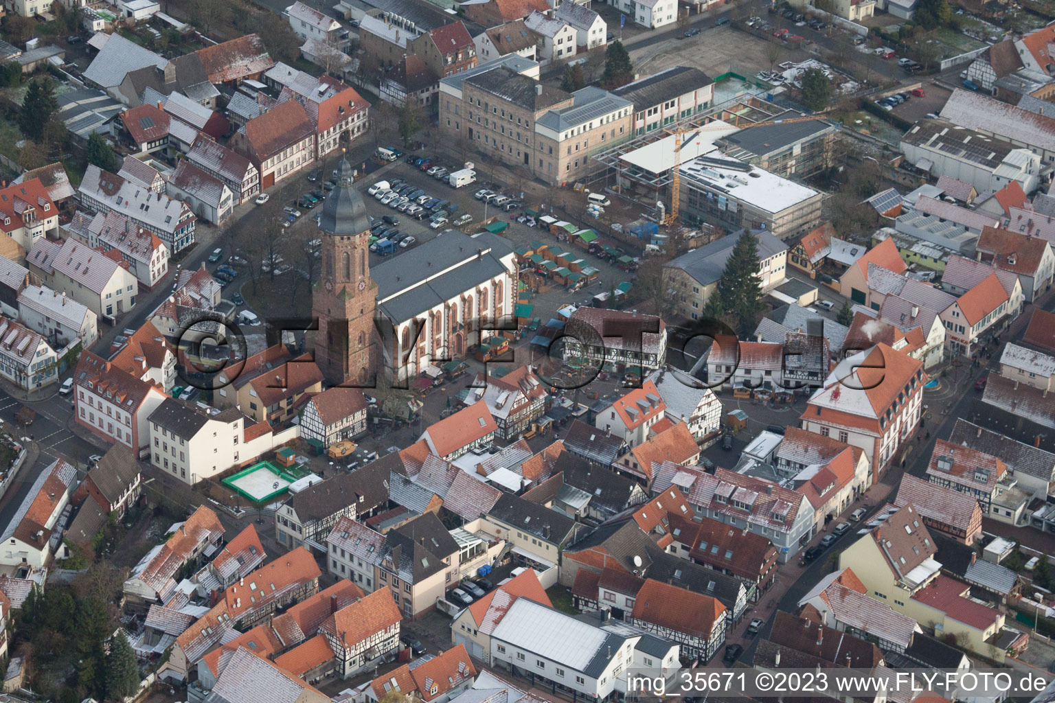 Vue aérienne de Marché de Noël à Plätzl et autour de l'église Saint-Georges à Kandel dans le département Rhénanie-Palatinat, Allemagne