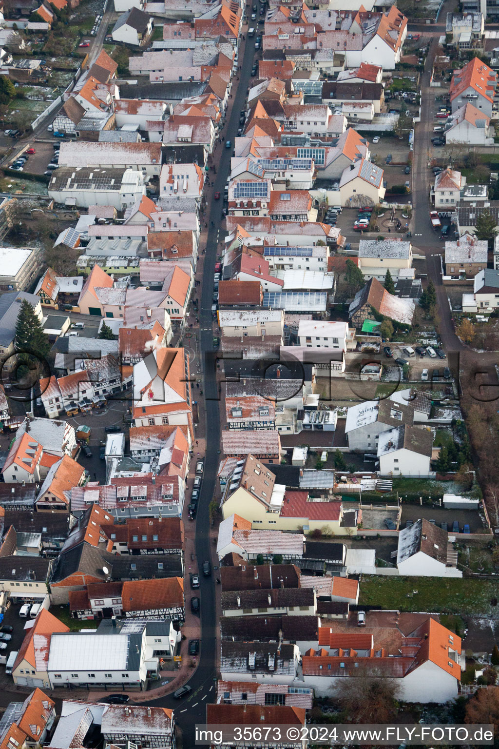 Vue aérienne de Rue Haupt à Kandel dans le département Rhénanie-Palatinat, Allemagne