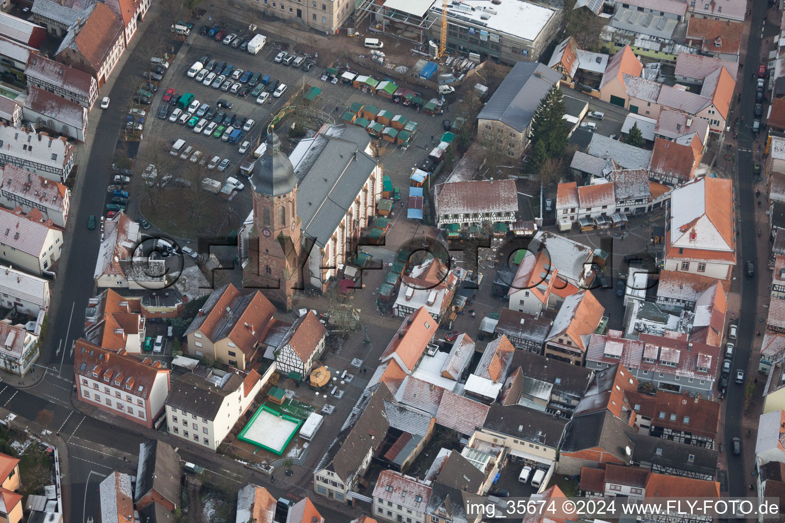 Vue aérienne de Marché de Noël à Plätzl et autour de l'église Saint-Georges à Kandel dans le département Rhénanie-Palatinat, Allemagne