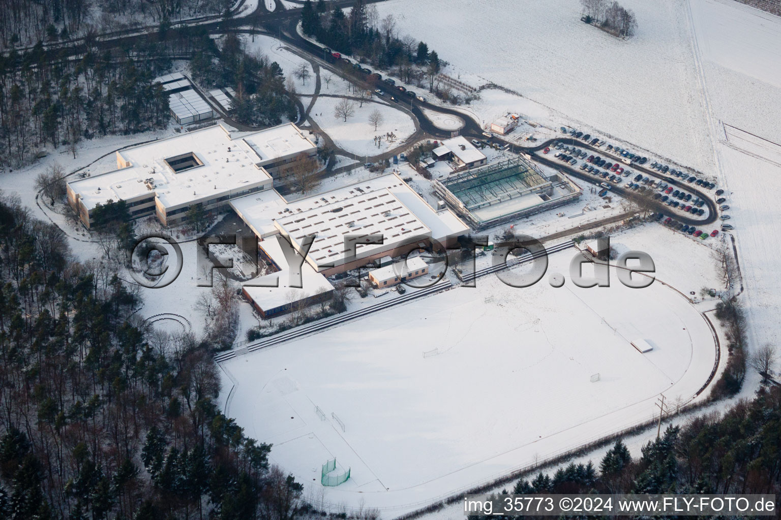 Vue aérienne de École de Romerberg à Rheinzabern dans le département Rhénanie-Palatinat, Allemagne