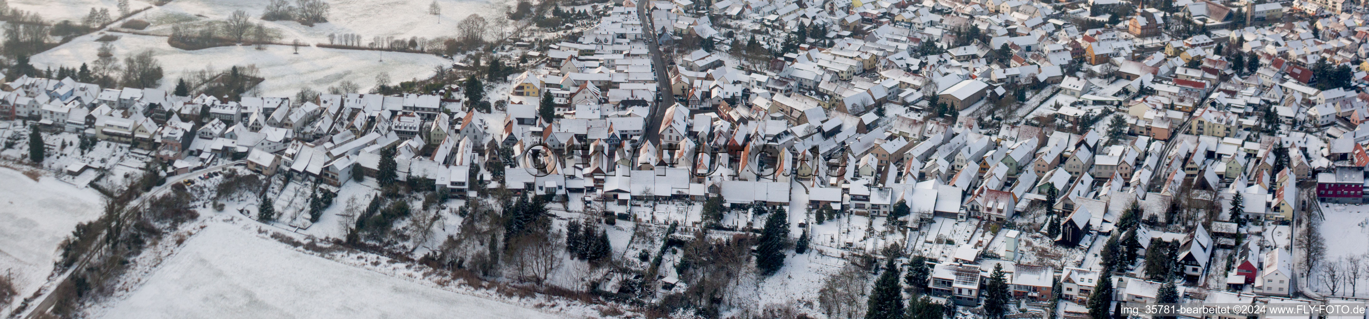 Vue aérienne de Village panoramique enneigé en hiver - vue sur la Ludwigstrasse à Jockgrim dans le département Rhénanie-Palatinat, Allemagne