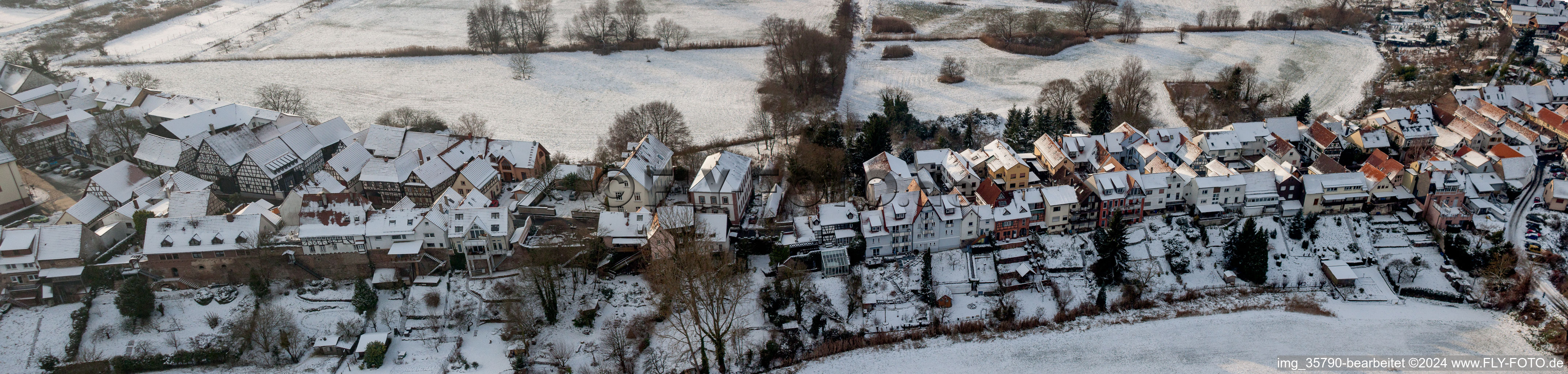 Vue aérienne de Village panoramique enneigé en hiver - vue sur la Ludwigstrasse à Jockgrim dans le département Rhénanie-Palatinat, Allemagne