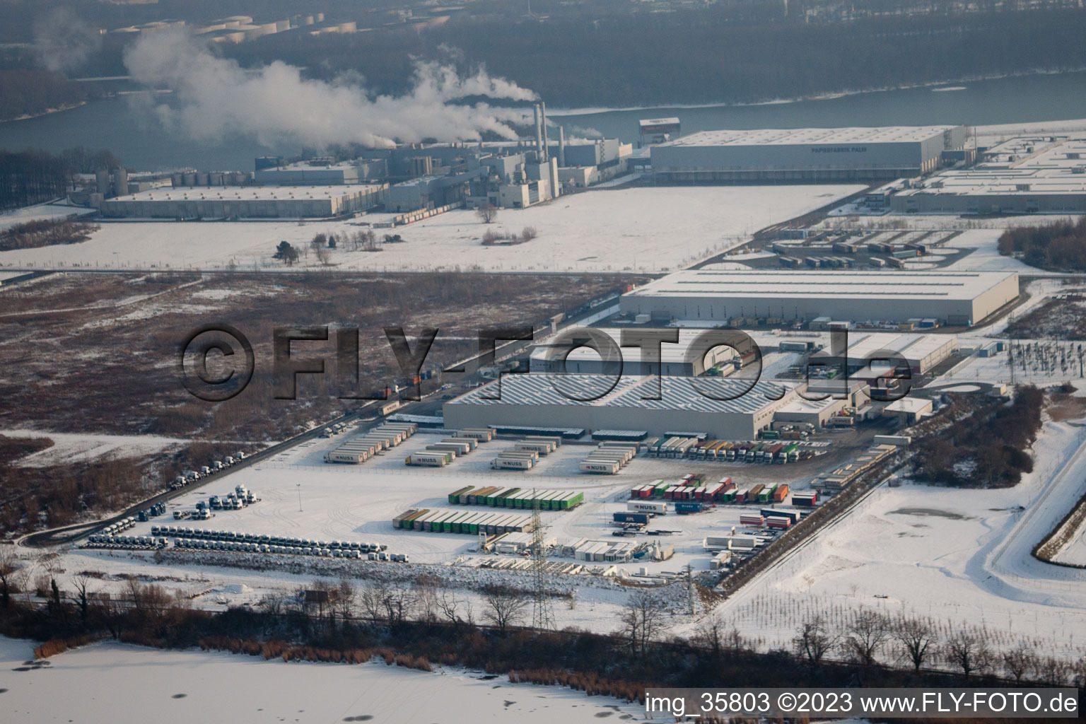 Zone industrielle d'Oberwald à Wörth am Rhein dans le département Rhénanie-Palatinat, Allemagne du point de vue du drone