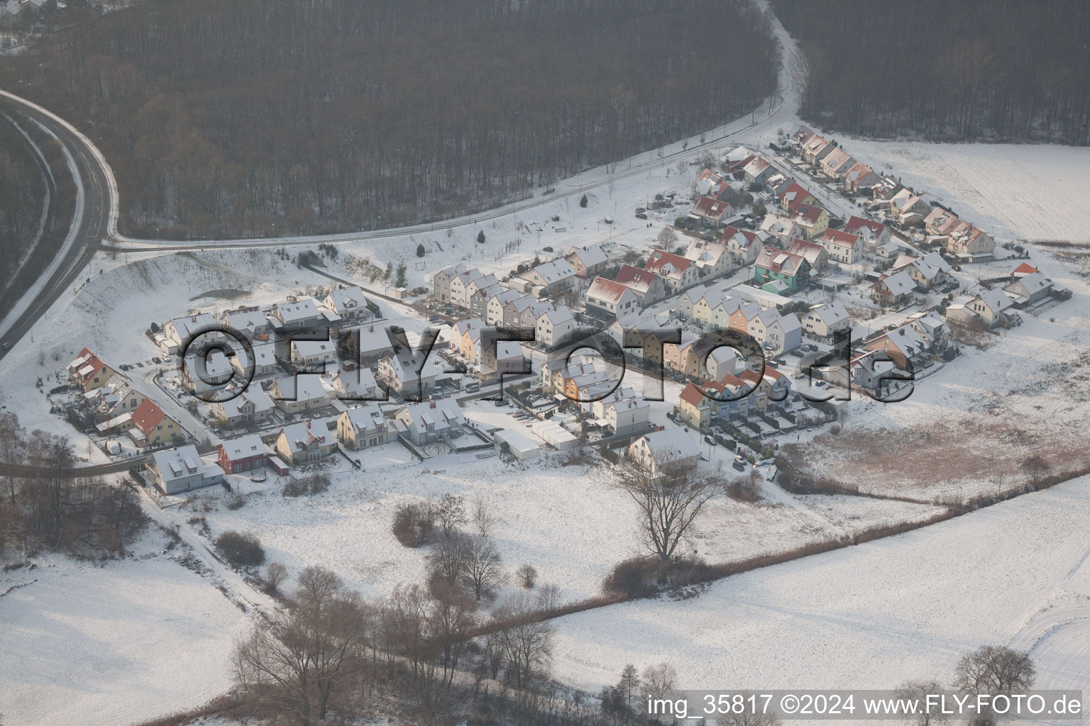 Wörth am Rhein dans le département Rhénanie-Palatinat, Allemagne du point de vue du drone