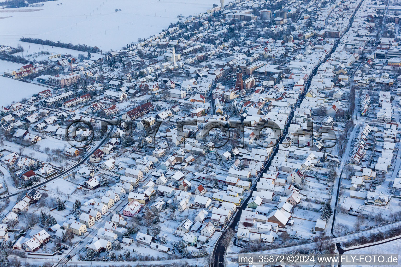 Vue aérienne de Dans la neige à Kandel dans le département Rhénanie-Palatinat, Allemagne