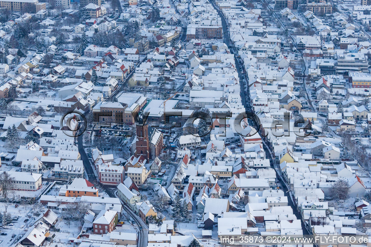 Vue aérienne de Dans la neige à Kandel dans le département Rhénanie-Palatinat, Allemagne